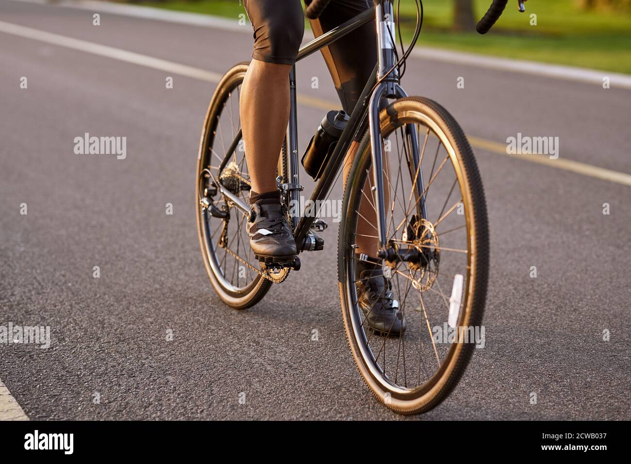 Reiten. Eine kurze Aufnahme eines Mannes, der im Freien radelt. Konzentrieren Sie sich auf männliche Beine. Aktives Lifestyle- und Sportkonzept Stockfoto