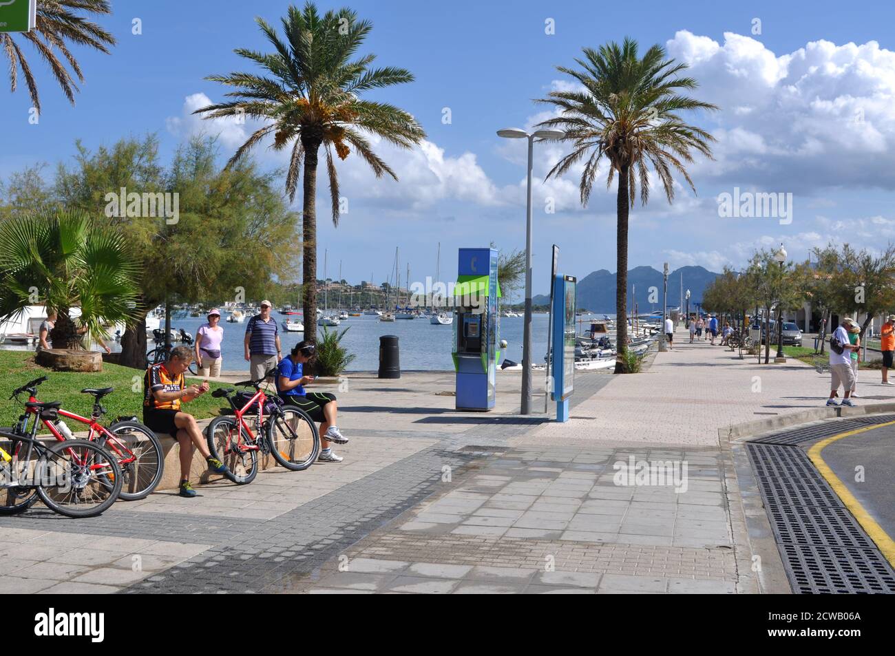 Auf dem Seeweg in Puerto Pollensa mit Straße zum Hafen Stockfoto