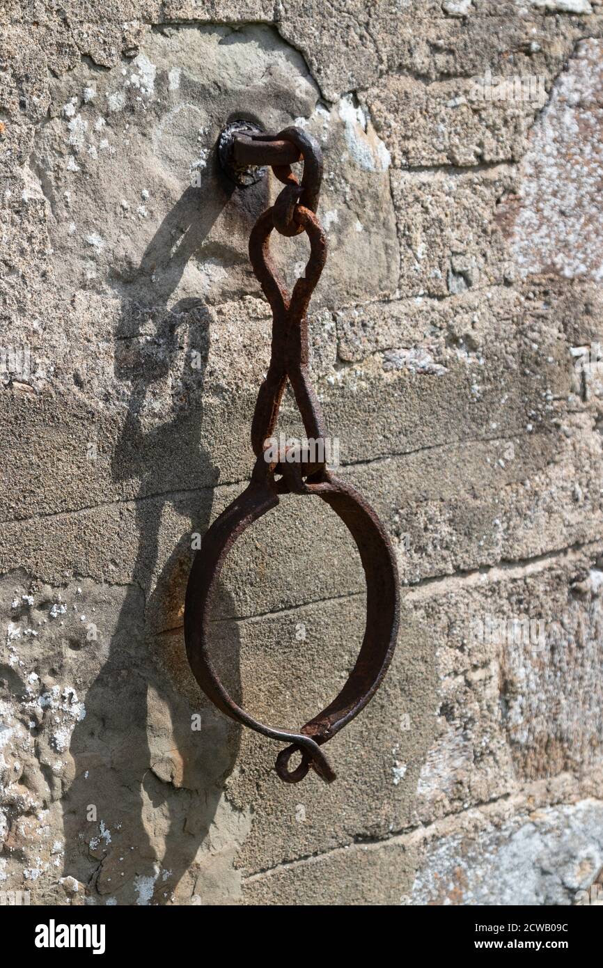 In alten Tagen wurden diese Halsbänder oder Jougs um die Hälse von Verbrechern gesperrt, um Straftäter zu bestrafen und zu beschämen. Stockfoto