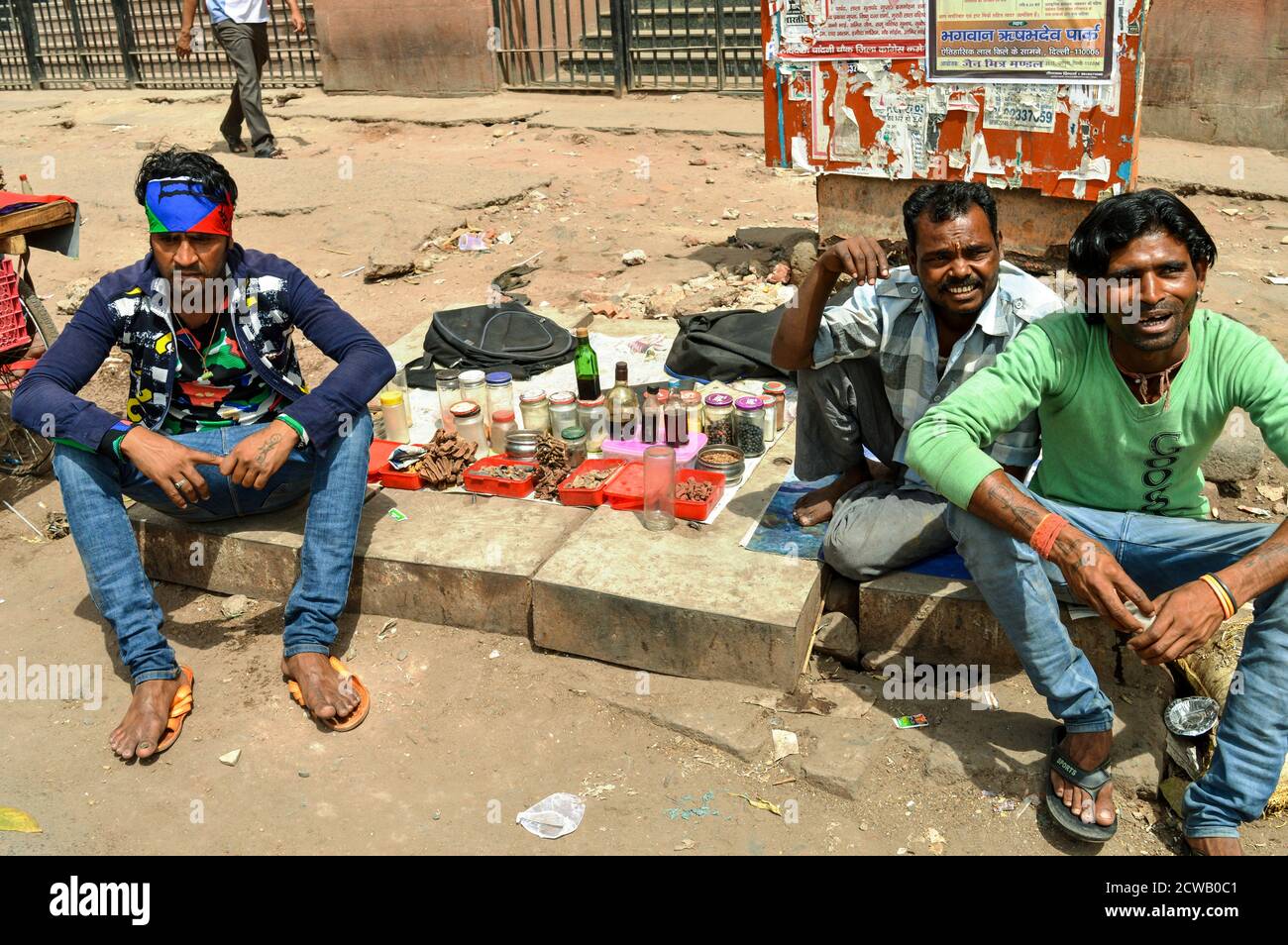 Ein Mann macht seine Arbeit auf verkehrsreichen Straßen in chandani chowk, Alt-delhi, indien. Stockfoto