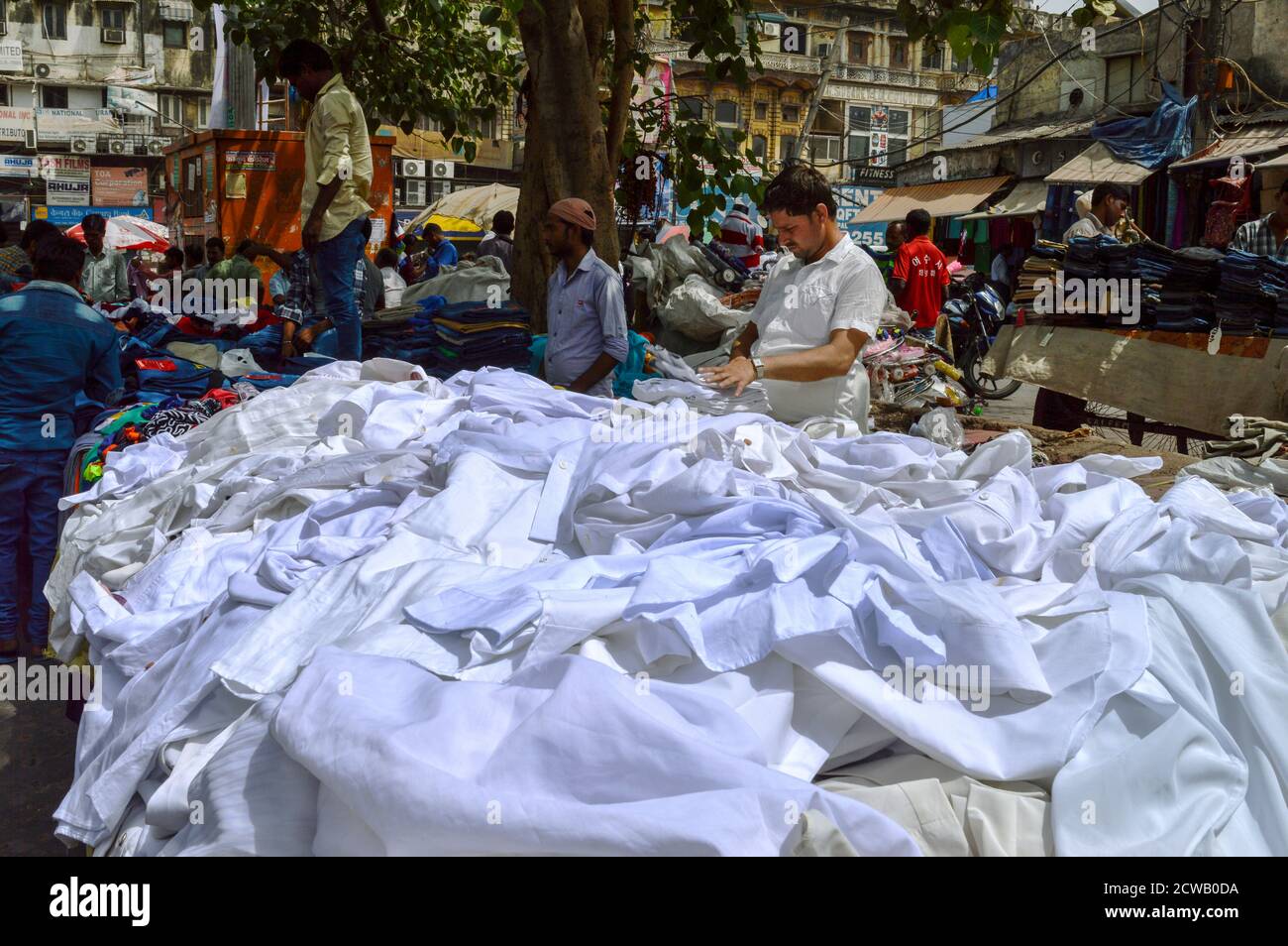 Ein Mann macht seine Arbeit auf verkehrsreichen Straßen in chandani chowk, Alt-delhi, indien. Stockfoto