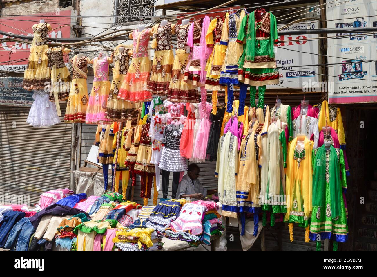 Ein Mann macht seine Arbeit auf verkehrsreichen Straßen in chandani chowk, Alt-delhi, indien. Stockfoto