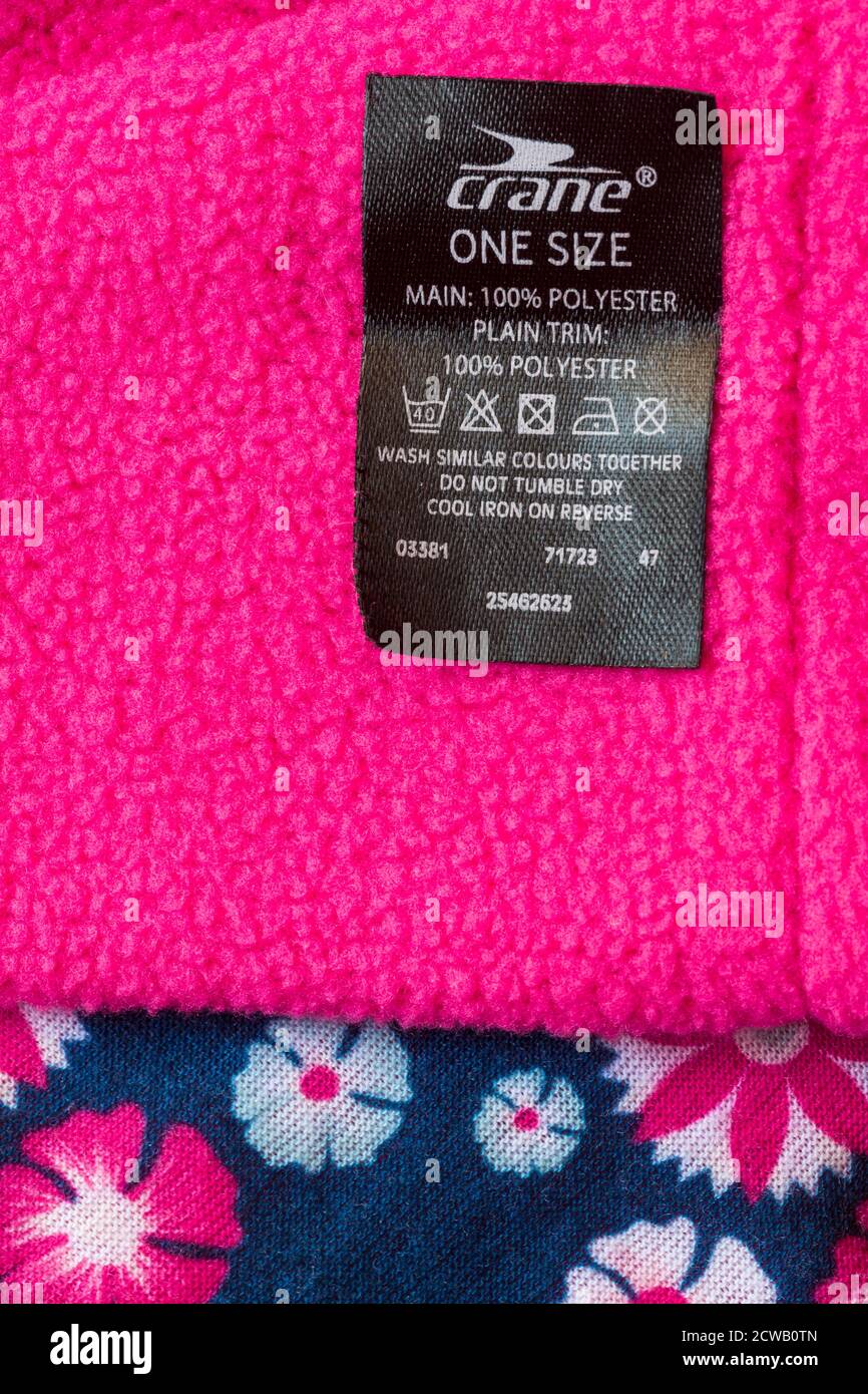 Kran One Size 100% Polyester Label in rosa Fleece Snood Verkleidung mit Pflegesymbolen und Anweisungen Stockfoto
