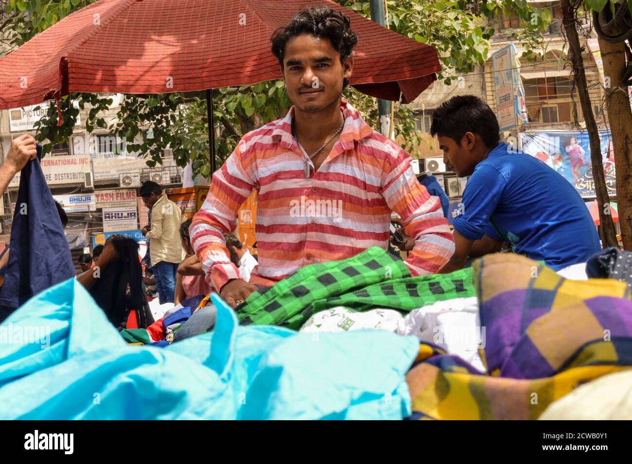 Ein Mann macht seine Arbeit auf verkehrsreichen Straßen in chandani chowk, Alt-delhi, indien. Stockfoto