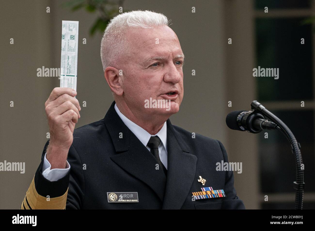 Admiral Brett Giroir, stellvertretender Staatssekretär für Gesundheit der Vereinigten Staaten, zeigt einen covid-19-Test während eines Updates von US-Präsident Donald Trump über die Nation Coronavirus-Teststrategie im Rosengarten des Weißen Hauses 28. September 2020 in Washington DC. Quelle: Ken Cedeno/Pool via CNP /MediaPunch Stockfoto
