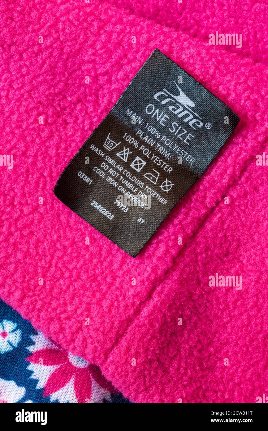 Kran One Size 100% Polyester Label in rosa Fleece Snood Verkleidung mit Pflegesymbolen und Anweisungen Stockfoto