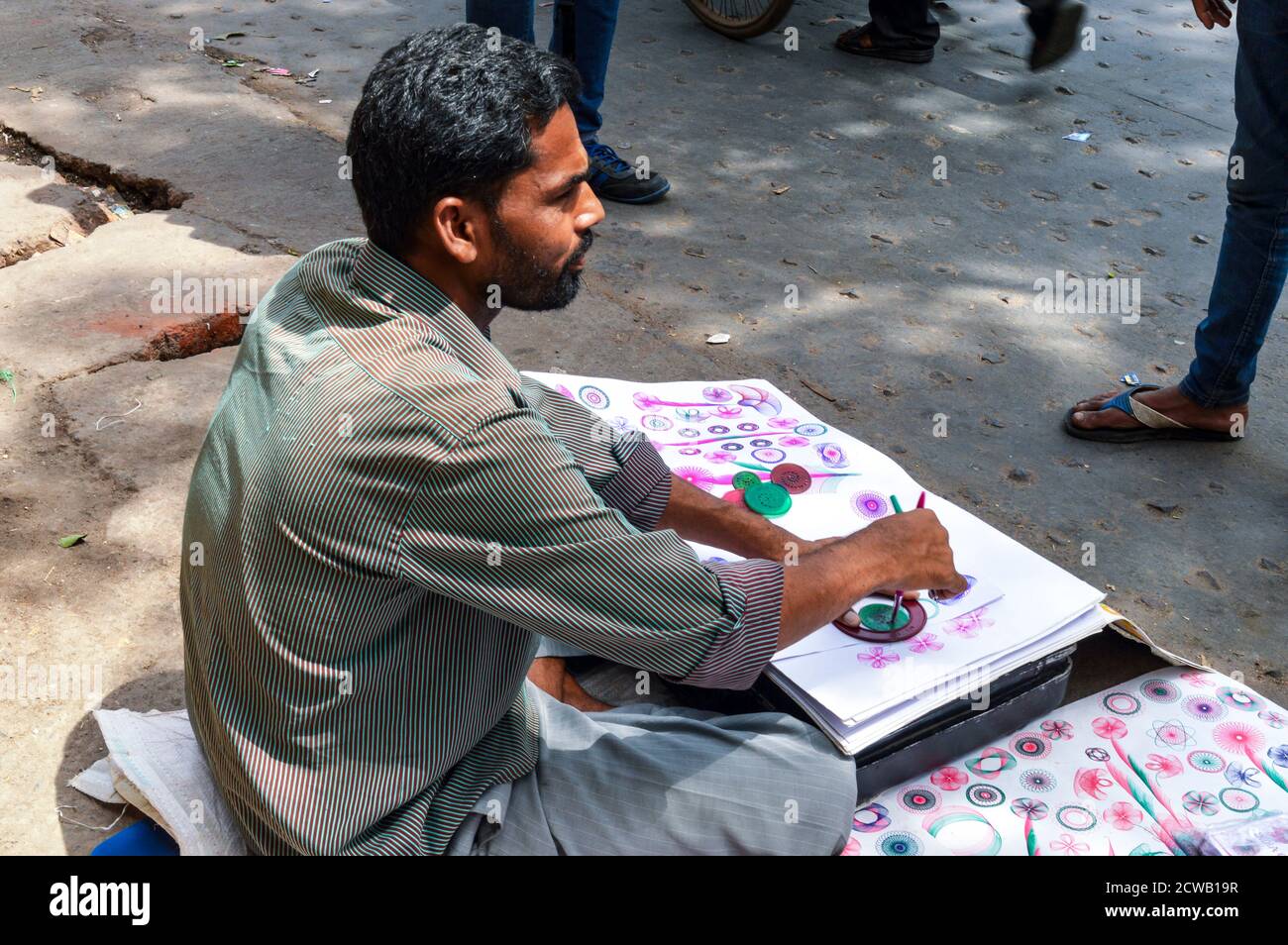 Ein Mann macht seine Arbeit auf verkehrsreichen Straßen in chandani chowk, Alt-delhi, indien. Stockfoto