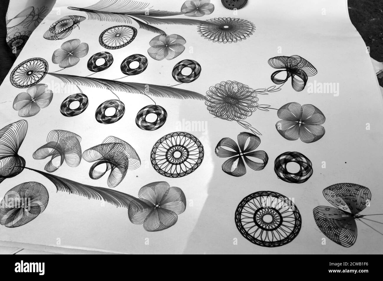 Kunstwerk für den Verkauf auf der Straße in schwarz und weiß. Stockfoto