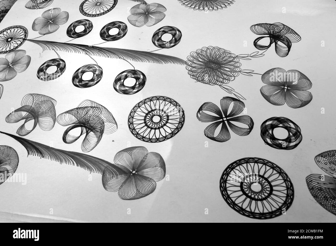 Kunstwerk für den Verkauf auf der Straße in schwarz und weiß. Stockfoto