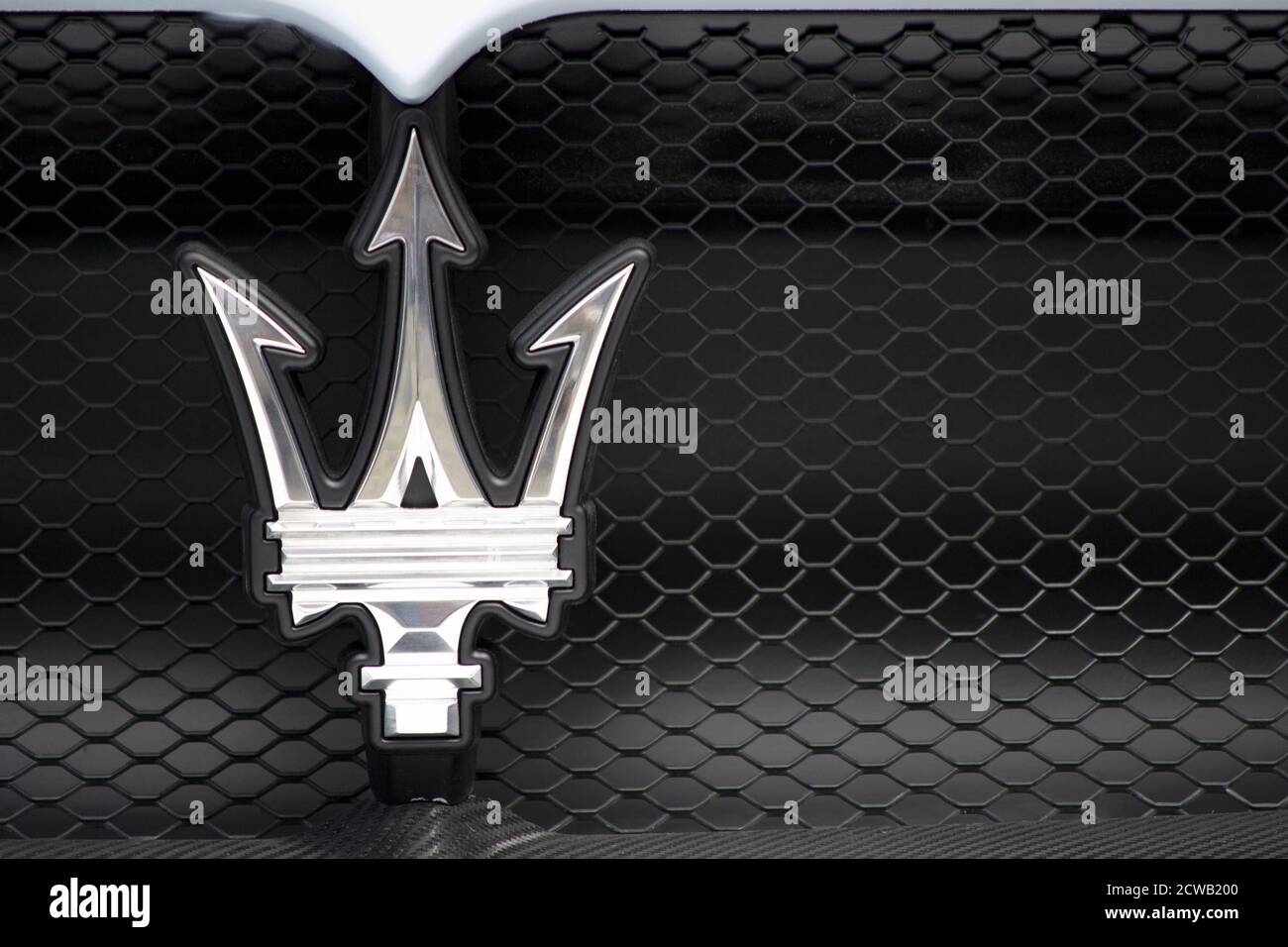 10/09/20 - Modena, Italien - 10/09/20 - Modena, Italien - Maserati Logo auf einer blak Oberfläche. Konzept lor Luxus-Lifestyle, italienisches Design Stockfoto