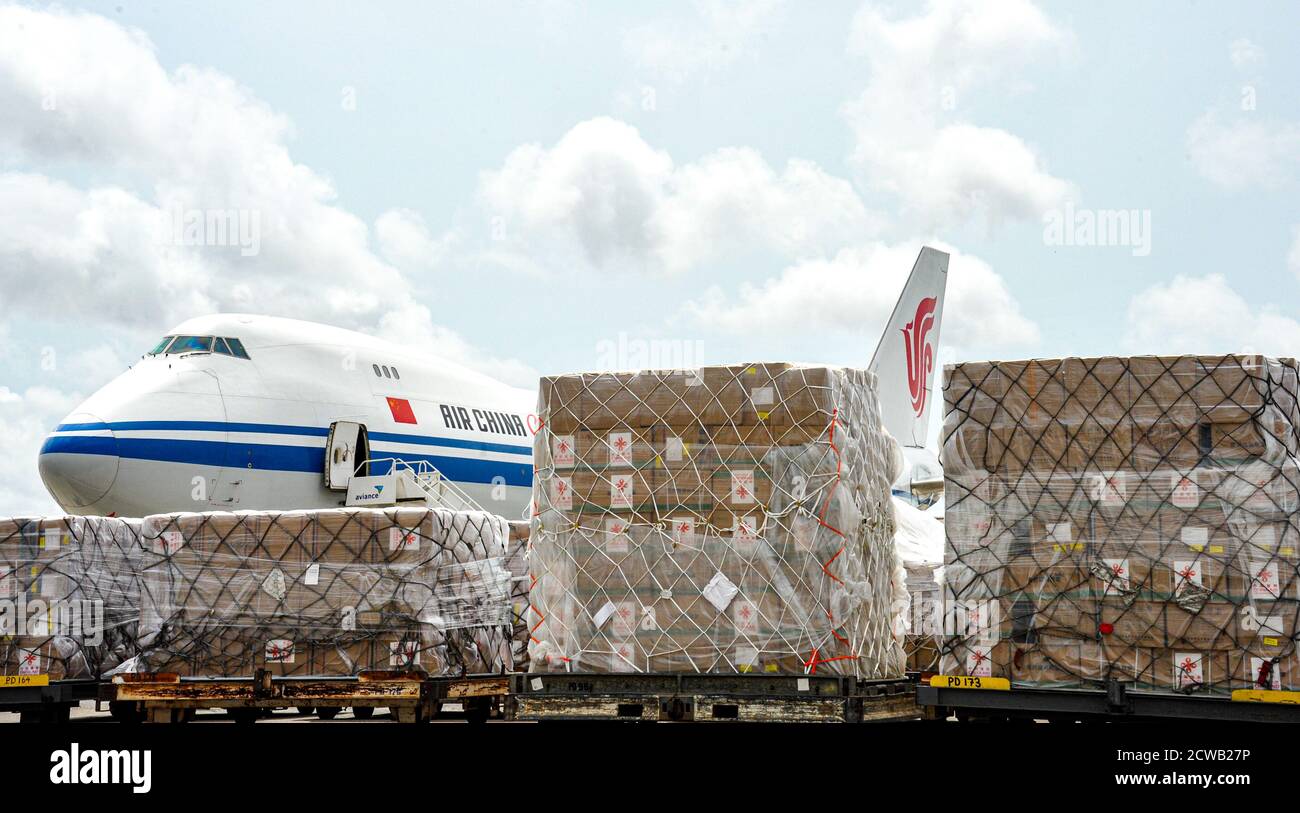 (200929) -- QUFU, 29. September 2020 (Xinhua) -- Chinas medizinische Versorgung für 18 afrikanische Länder trifft am 6. April 2020 auf dem Kotoka International Airport in Accra, der Hauptstadt Ghanas, ein. (Xinhua/Xu Zheng) Stockfoto