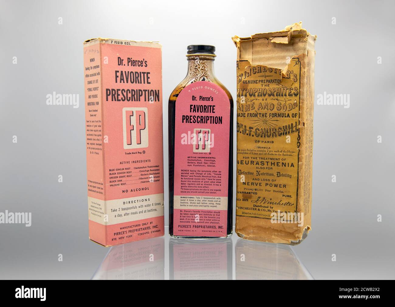Suchtpotential-Patentmedikamente vor der Verabschiedung des Pure Food and Drugs Act von 1906 waren viele der „Patentmedikamente“ auf dem Markt gefährlich süchtig und enthielten unter anderem Alkohol und Opiate. Viele wurden speziell an Frauen vermarktet, um Probleme im Zusammenhang mit Menstruation, Menopause und „nervöser Erschöpfung“ zu behandeln. Mit der Verabschiedung des Gesetzes von 1906 wurden diese geschlechtsspezifische Vermarktungspraktiken nicht beendet, aber es wurde eine Kennzeichnung benötigt, um das Vorhandensein und die Menge von 11 gefährlichen Inhaltsstoffen zu identifizieren. Stockfoto