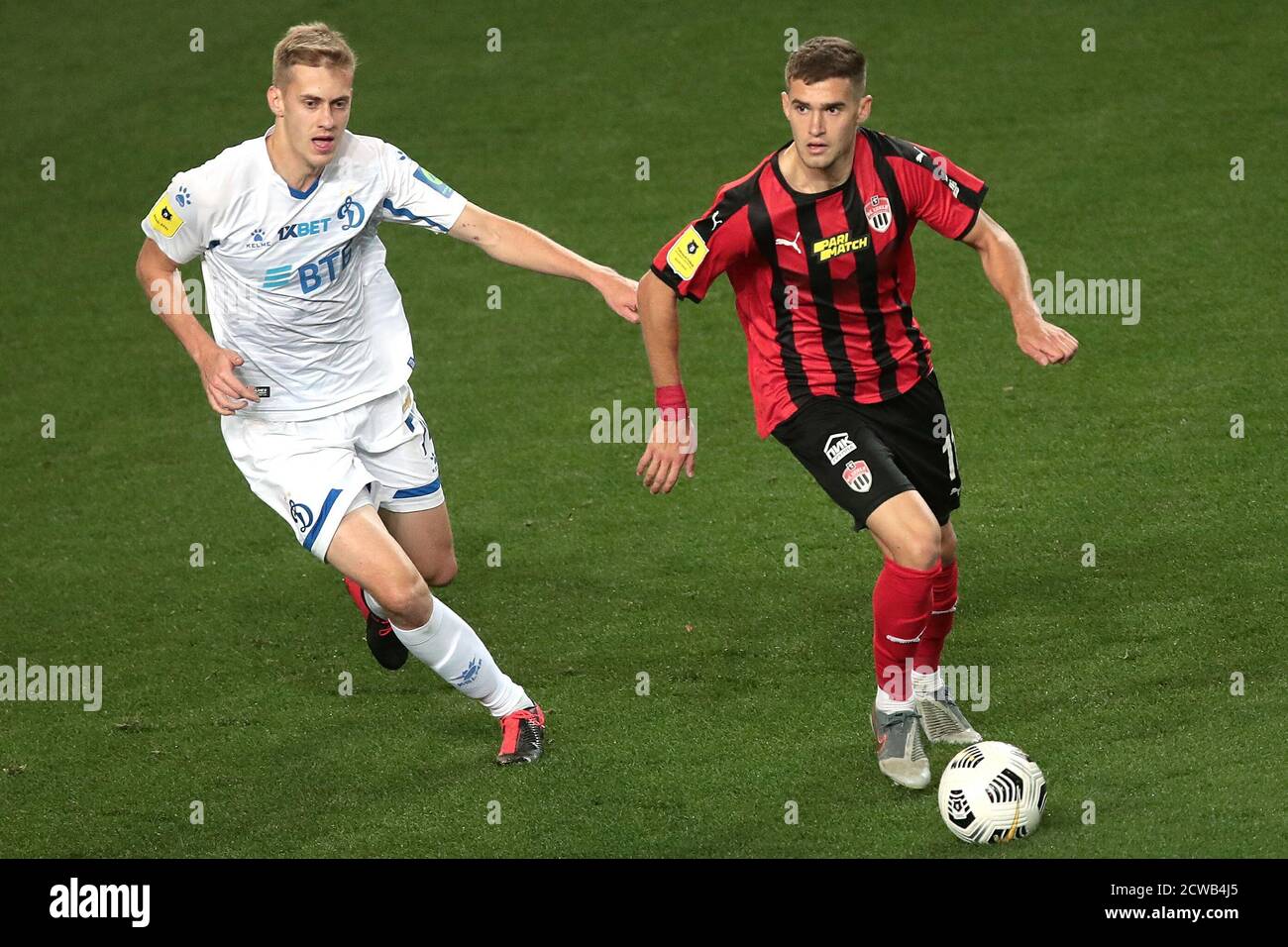 28.09. 2020. Russland, Region Moskau. Khimki. Fußball. Russische Premier  League (RFL) 2020/2021. Spiel zwischen FC Khimki (Khimki) und FC Dynamo  (Moskau).auf dem Foto: Daniil Fomin und Aleksandr Lomovitskiy  Stockfotografie - Alamy