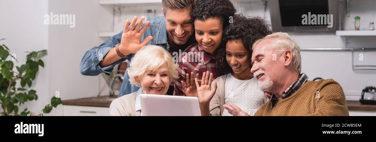 Panoramaaufnahme einer multiethnischen Familie mit Videoanruf auf digital Tablet Stockfoto