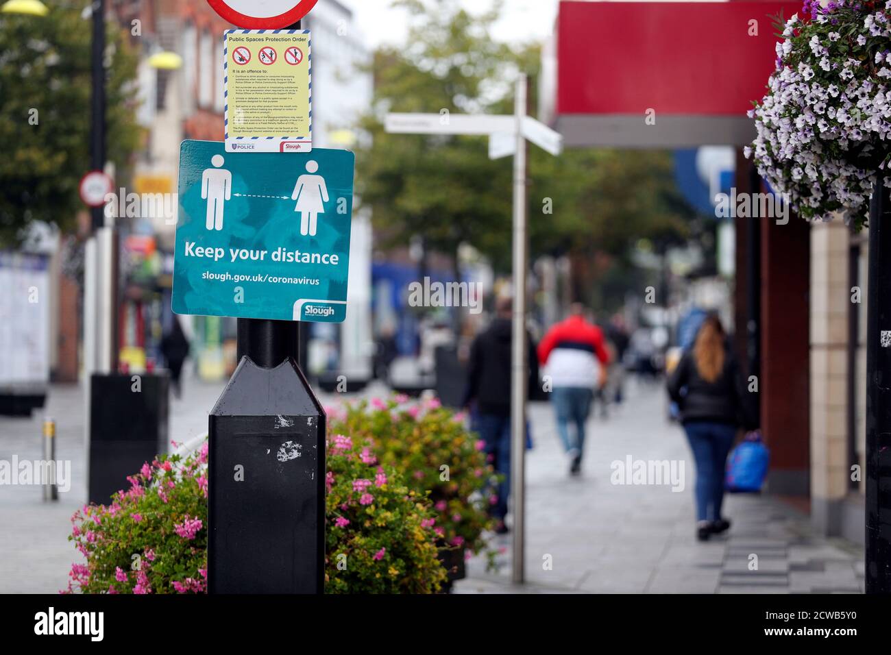 Einkäufer auf der High Street in Slough, da die Stadt Berkshire aufgrund der Zunahme der Coronavirus-Fälle wieder auf die Beobachtungsliste der Regierung gesetzt wurde. Stockfoto