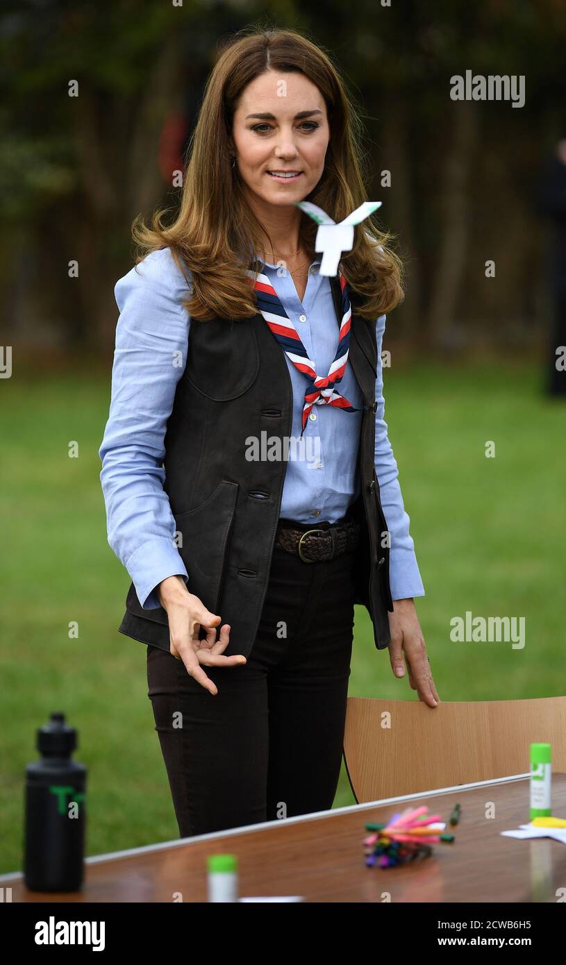 Die Herzogin von Cambridge begleitet Cubs und Beaver Scouts bei Outdoor-Aktivitäten während eines Besuchs der 12. Northolt Scouts in West London, um ihnen zu danken, dass sie junge Menschen und ihre Familien während der Aussperrung unterstützt haben. Stockfoto