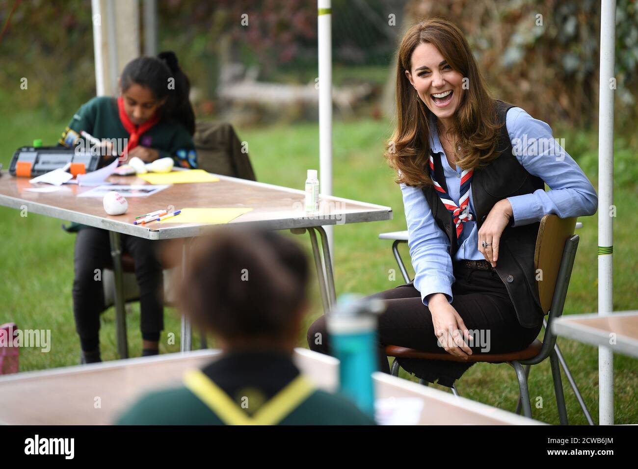 Die Herzogin von Cambridge begleitet Cubs und Beaver Scouts bei Outdoor-Aktivitäten während eines Besuchs der 12. Northolt Scouts in West London, um ihnen zu danken, dass sie junge Menschen und ihre Familien während der Aussperrung unterstützt haben. Stockfoto