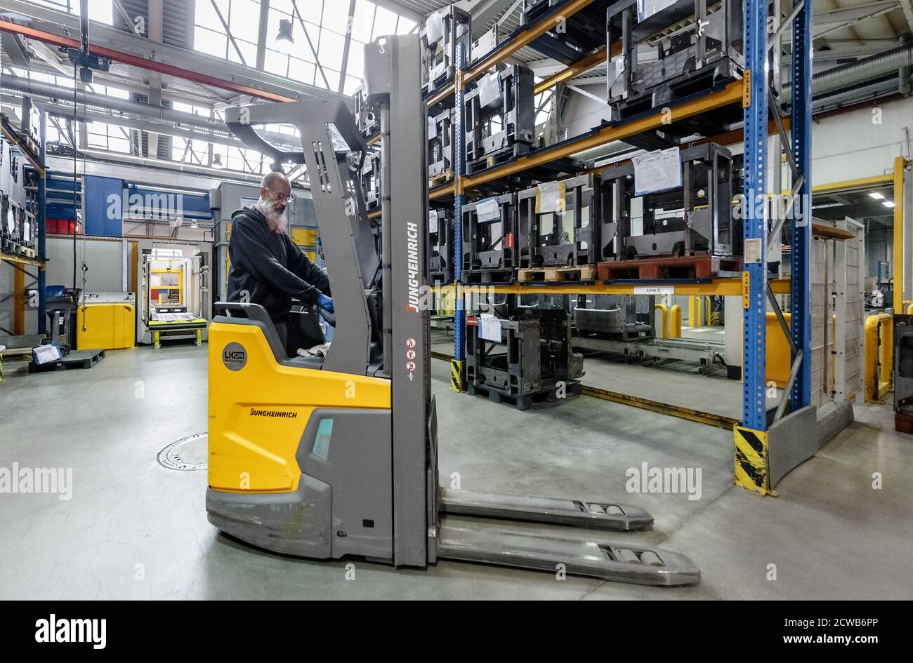 Norderstedt, Deutschland. September 2020. Ein Jungheinrich Gabelstapler der aktuellen Generation mit Lithium-Ionen-Batterie fährt in einem Lager der Jungheinrich-Produktion. Quelle: Markus Scholz/dpa/Alamy Live News Stockfoto