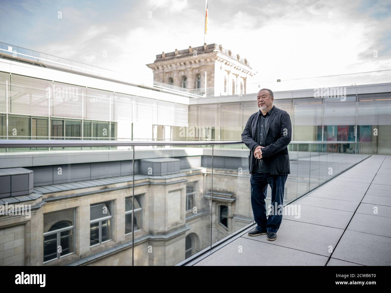 Berlin, Deutschland. September 2020. AI Weiwei, Künstlerin und Menschenrechtsaktivistin, steht bei der Sonderveranstaltung Cinema for Peace: "Ich bin ein Hongkong" auf der Dachterrasse des Reichstags. Der Menschenrechtsbeauftragte des Deutschen Bundestages zeigte den Film "Krönung" von Ai Waiwai und im Anschluss fand eine Podiumsdiskussion statt, um aktuelle Themen rund um Hongkong und Taiwan zu diskutieren. Quelle: dpa picture Alliance/Alamy Live News Stockfoto