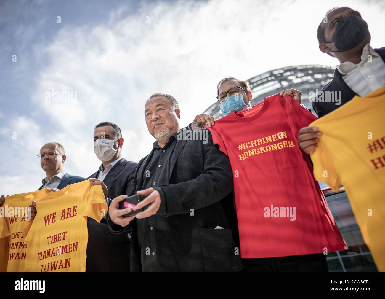 Berlin, Deutschland. September 2020. AI Weiwei, Künstlerin und Menschenrechtsaktivistin, steht bei der Sonderveranstaltung Cinema for Peace: "Ich bin ein Hongkong-Mann" zwischen (l-r) Michael Brand (CDU), Mitglied des Menschenrechtsausschusses, Bijan Djir-Sarai, dem außenpolitischen Sprecher der FDP, Jaka Bizilj, Gründer von Cinema for Peace, und Markus N. Beeko, Generalsekretär der deutschen Sektion von Amnesty International. Quelle: dpa picture Alliance/Alamy Live News Stockfoto