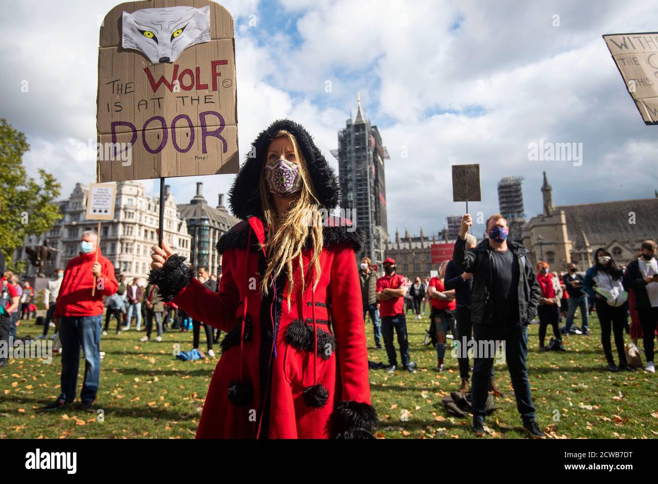 Arbeiter aus dem Bereich der Live-Unterhaltung nehmen an einem stillen Protest auf dem Parliament Square in London Teil und fordern sofortige Unterstützung von der Regierung für die Arbeitsplätze in der Veranstaltungs-, Kunst- und Kulturindustrie, die verloren gehen könnten, während der Sektor nicht unter den Beschränkungen des Coronavirus operieren kann. Stockfoto