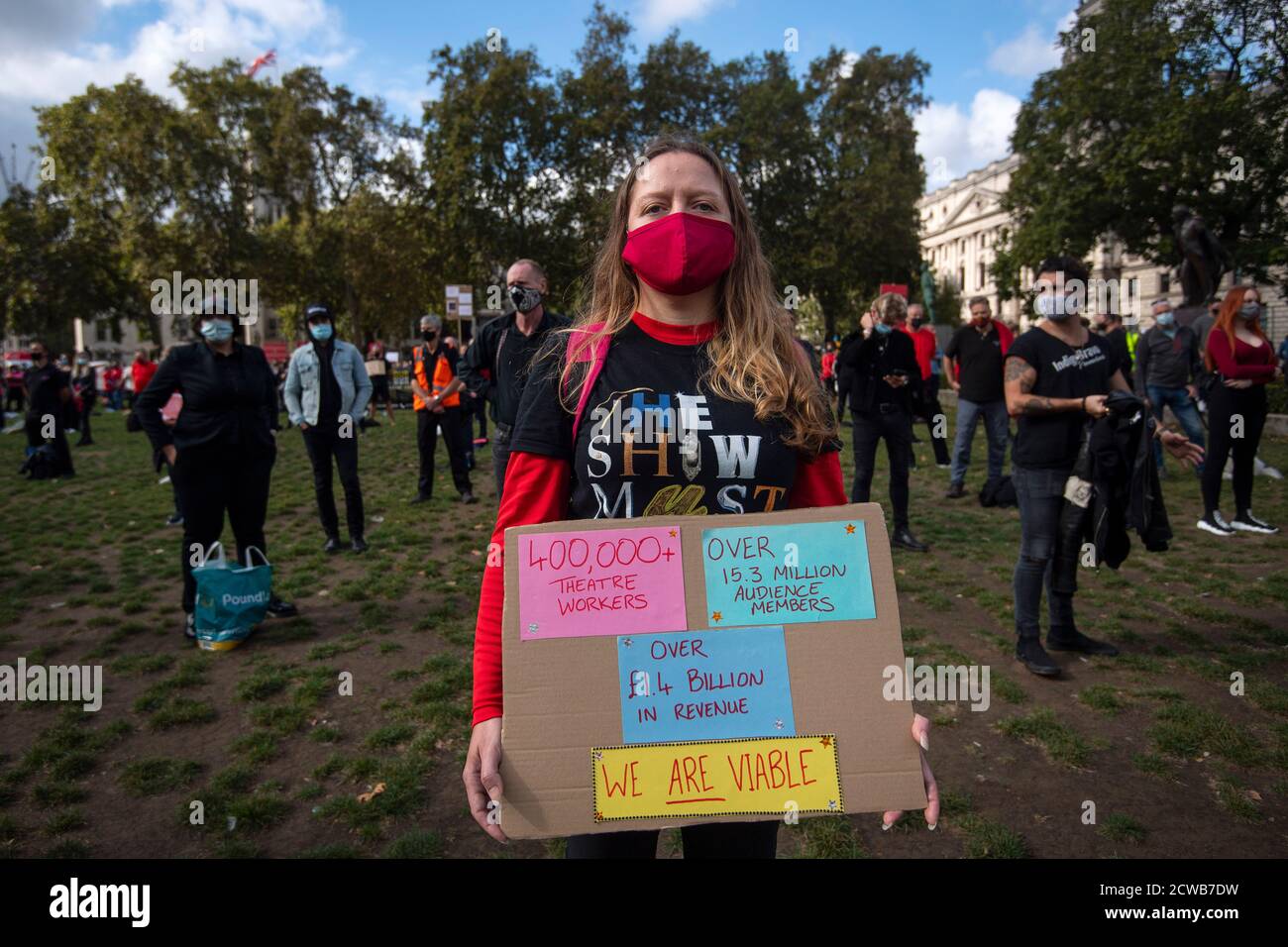 Arbeiter aus dem Bereich der Live-Unterhaltung nehmen an einem stillen Protest auf dem Parliament Square in London Teil und fordern sofortige Unterstützung von der Regierung für die Arbeitsplätze in der Veranstaltungs-, Kunst- und Kulturindustrie, die verloren gehen könnten, während der Sektor nicht unter den Beschränkungen des Coronavirus operieren kann. Stockfoto