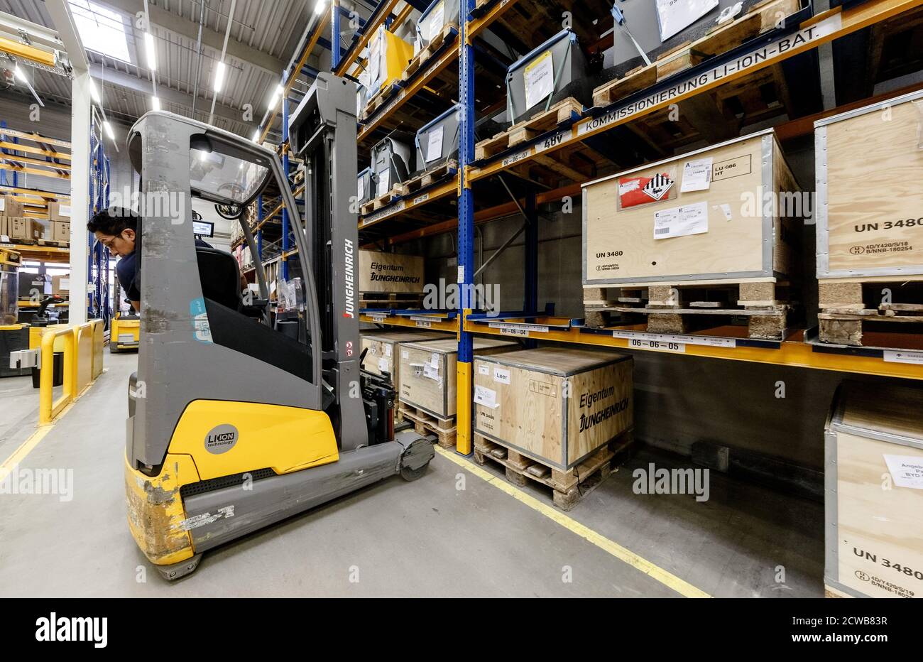 Norderstedt, Deutschland. September 2020. Ein Jungheinrich Gabelstapler der aktuellen Generation mit Lithium-Ionen-Batterie fährt in einem Lager der Jungheinrich-Produktion. Quelle: Markus Scholz/dpa/Alamy Live News Stockfoto