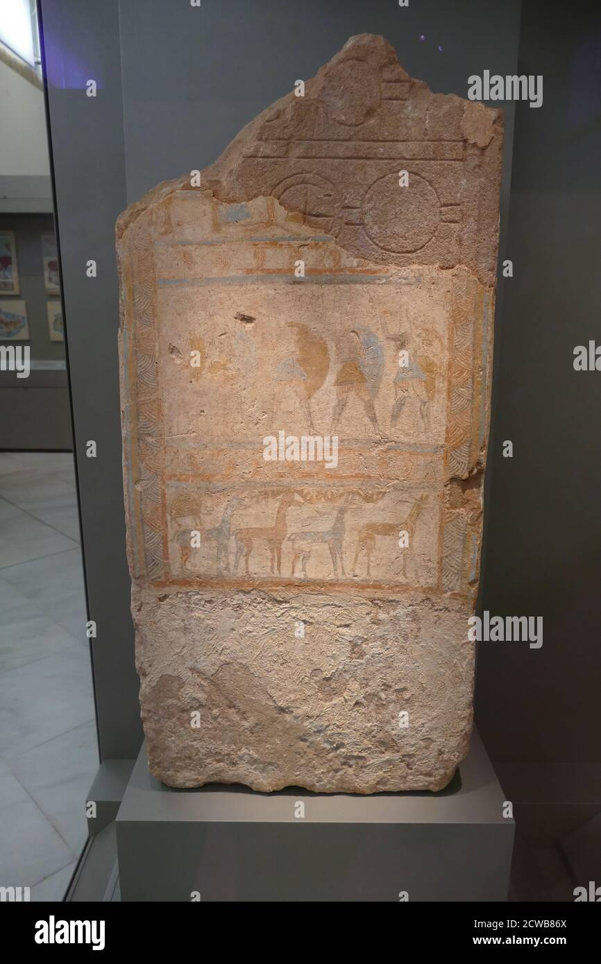 Grabstele mit gemalten Szenen. In der unteren Tafel befinden sich vier Hirsche und ein Igel. In der Zentraltafel marschieren Krieger, bewaffnet mit Speeren und Schilden. Die beschädigte obere Abdeckung zeigt eine sitzende Figur. Stockfoto