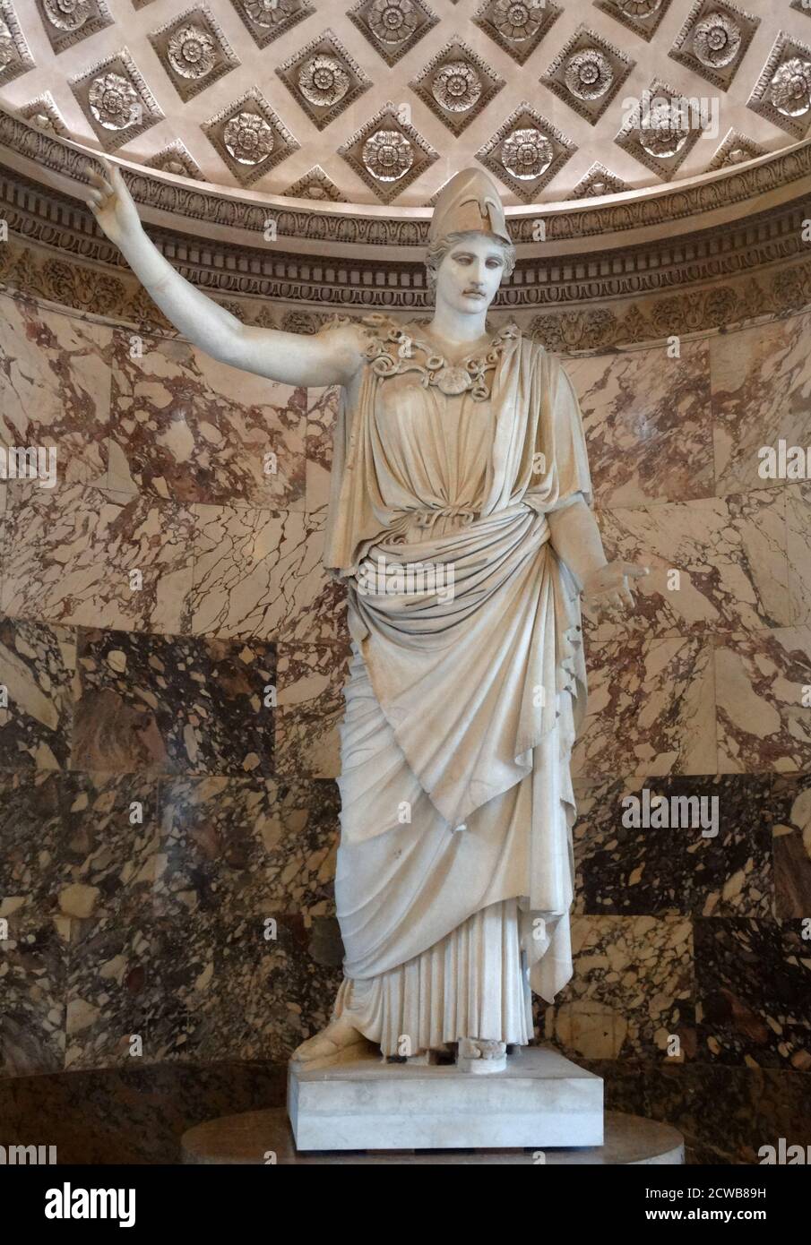 Eine Athena von Velletri - eine klassische Marmorstatue von Athena, die einen Helm trägt. Stockfoto
