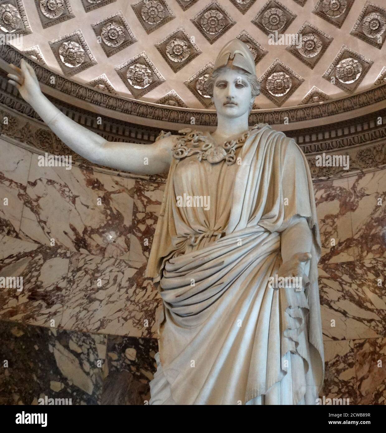 Eine Athena von Velletri - eine klassische Marmorstatue von Athena, die einen Helm trägt. Stockfoto