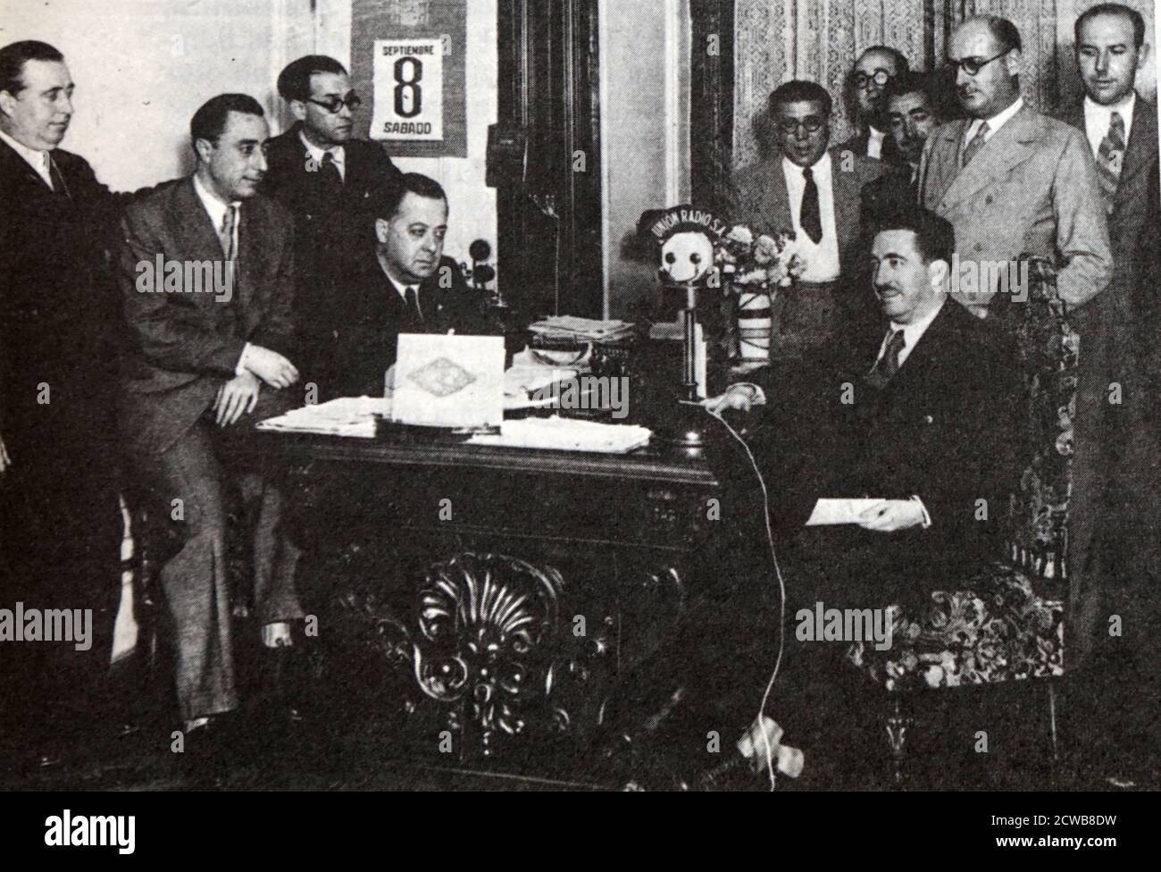 Rafael Salazar Alonso kündigt im Radio das Verbot eines Generalstreiks in Spanien an; 1934. Rafael Salazar Alonso (1895 - 23. September 1936); spanischer Politiker, der während der Periode der Zweiten Republik eine wichtige Rolle spielte. Er wurde Bürgermeister von Madrid und Minister der Regierung. Er wurde von den republikanischen Behörden nach Beginn des Bürgerkriegs hingerichtet und ordnete das Verbot des Streiks an, den die Agrargewerkschaften der UGT einberufen hatten, aus Protest gegen die von den radikalen Regierungen durchgeführten agrarischen Gegenreformmaßnahmen Stockfoto