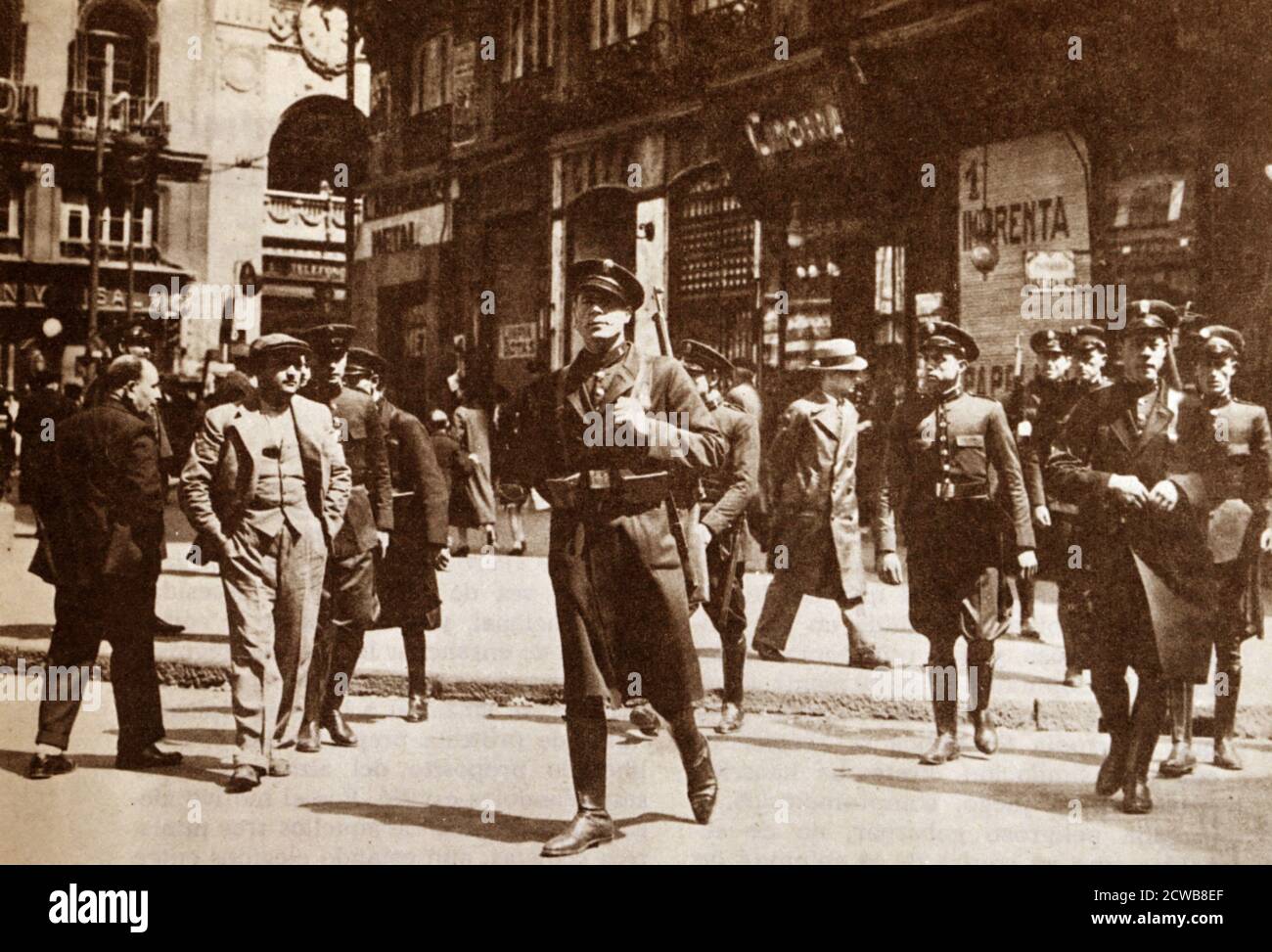 Die Polizei patrouilliert während des Generalstreiks von 1934 auf den Straßen von Madrid. Die Revolution von 1934, auch bekannt als die Revolution von Oktober 1934 oder der revolutionäre Generalstreik von 1934, war eine revolutionäre Streikbewegung, die zwischen dem 5. Und 19. Oktober 1934, während der schwarzen zwei Jahre der Zweiten Spanischen Republik, stattfand. Ausgelöst wurden die Streiks durch den Eintritt der konservativen spanischen Konföderation der Autonomen Rechten (CEDA) in die spanische Regierung. Die meisten Ereignisse ereigneten sich in Katalonien und Asturien und wurden von vielen spanischen Sozialistischen Arbeiterpartei (PSOE) und Genera unterstützt Stockfoto