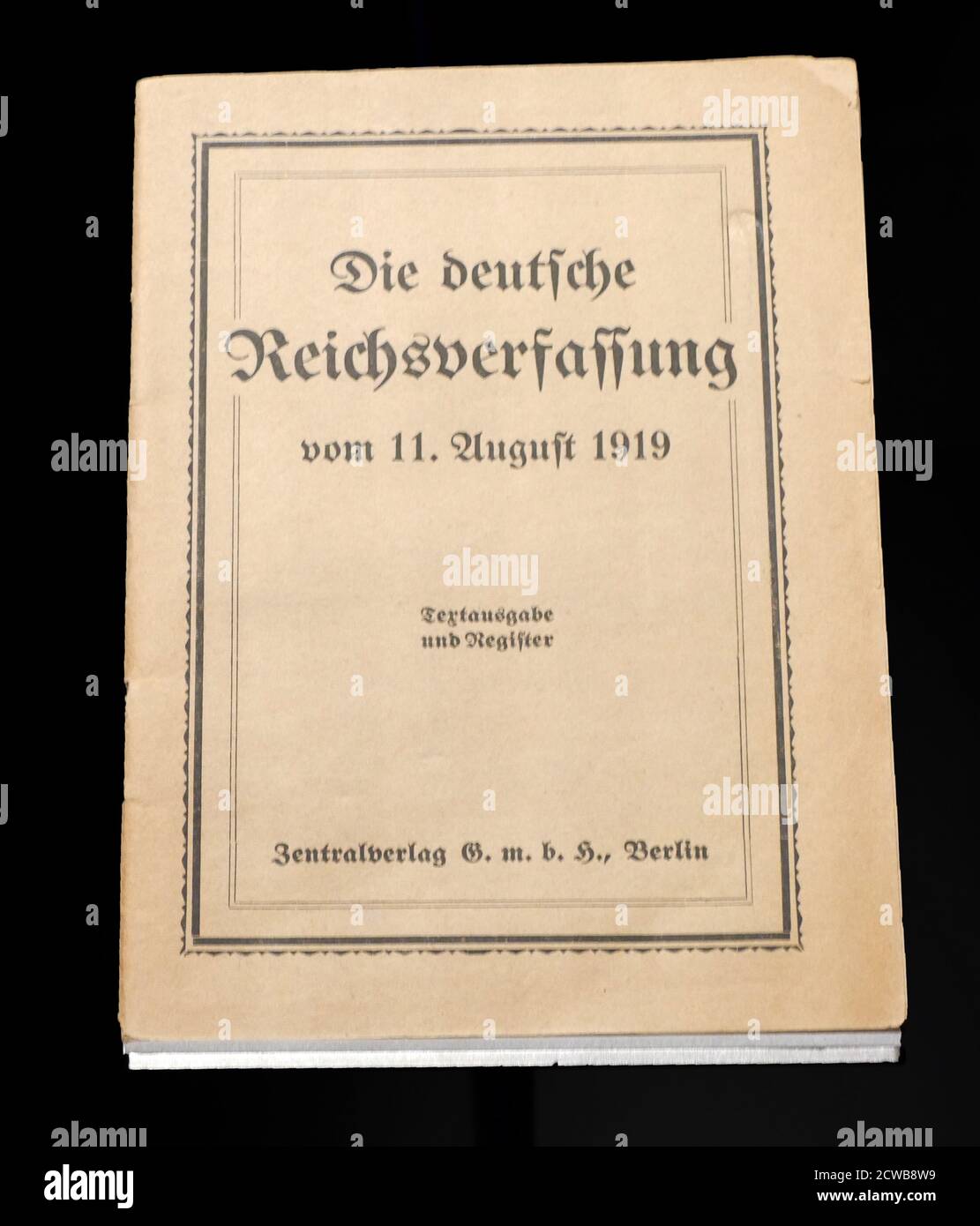 Die Verfassung des Deutschen Reiches war die Verfassung, die Deutschland während der Weimarer Republik (1919-1933) regierte. Die Verfassung erklärte Deutschland zu einer demokratischen parlamentarischen republik mit einer unter proportionaler Vertretung gewählten Legislaturperiode Stockfoto