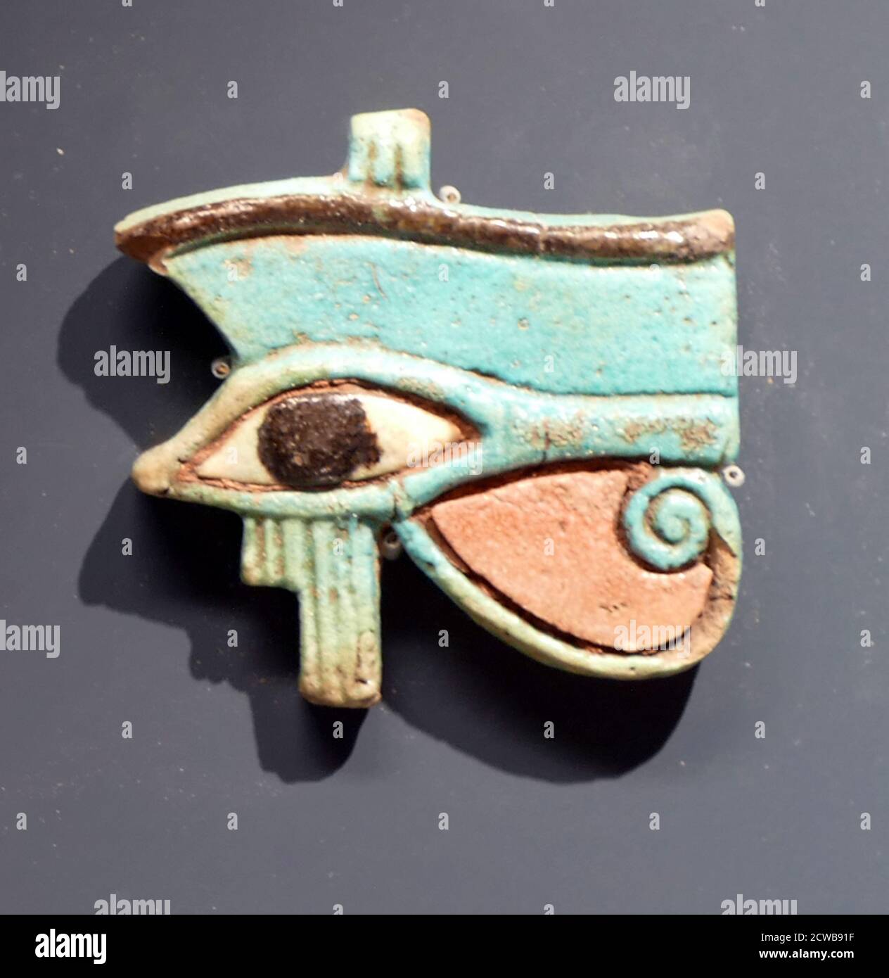 Frieze, die das Auge des Horus oder Ra, ein altägyptisches Symbol für Schutz, königliche Macht und gute Gesundheit Stockfoto