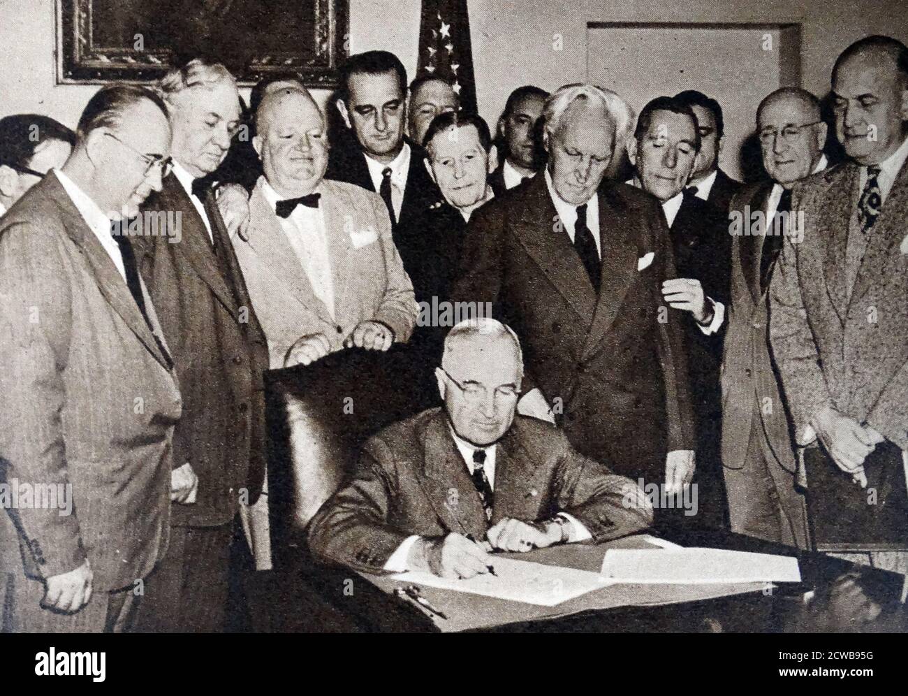 Foto von Präsident Harry S. Truman bei der Unterzeichnung des Mutual Defense Assistance Act. Stockfoto