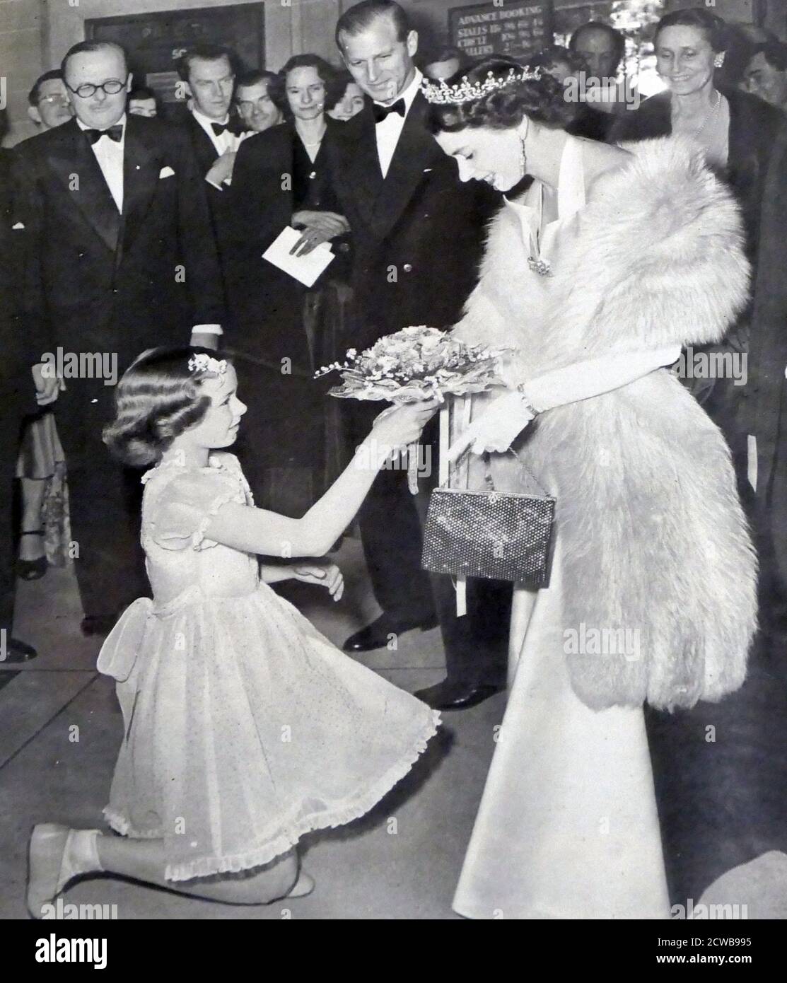 Foto von Königin Elizabeth II. Mit Caroline Hunt vor einem Aufführung von König Heinrich VIII Stockfoto