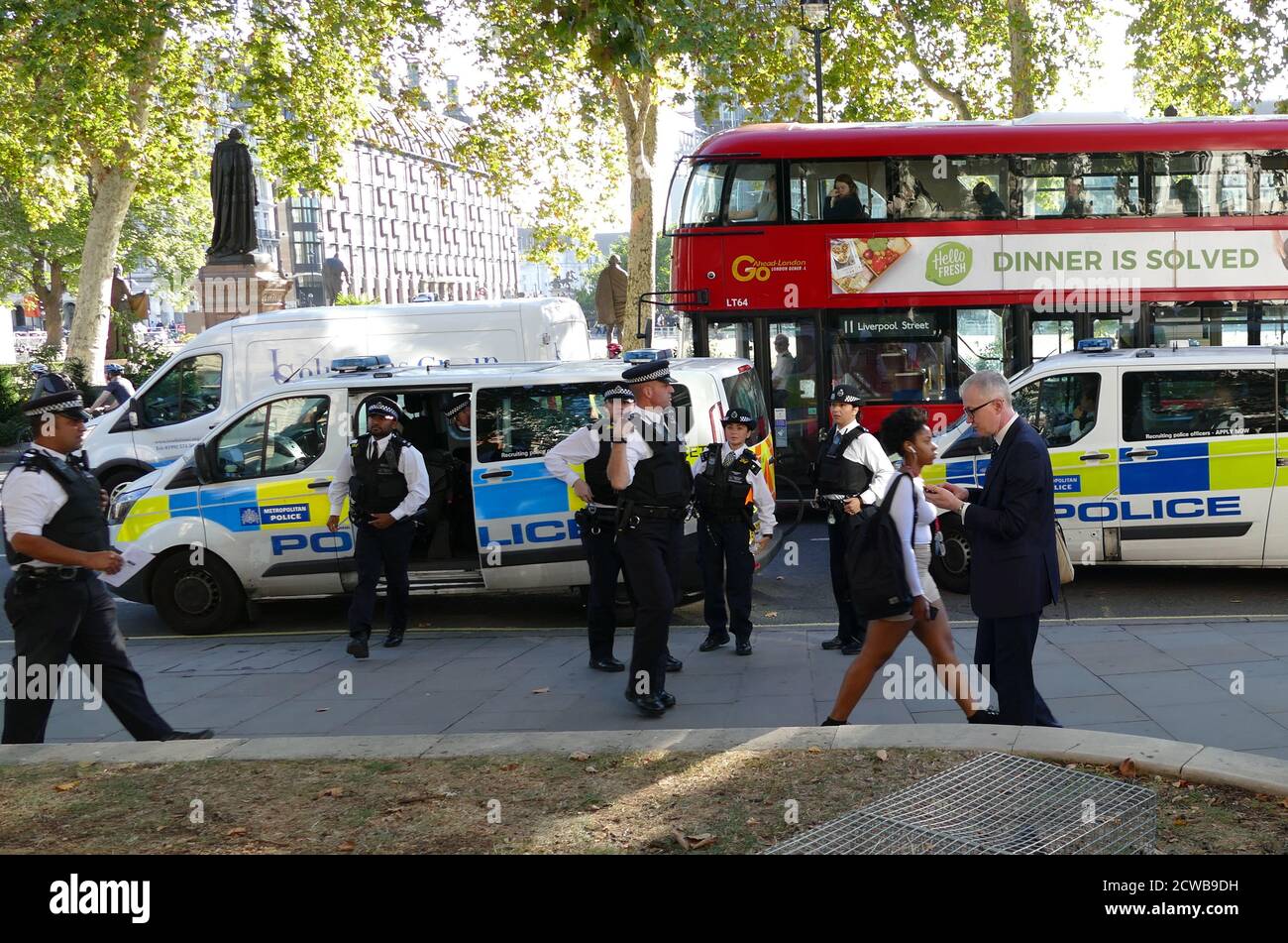 Metropolitan Police bewacht den Eingang zum Obersten Gerichtshof in London und hört die Anfechtung des Parlaments an. 17. September 2019.die Prorogation des Parlaments wurde am 28. August 2019 von Königin Elizabeth II. Auf Anraten des konservativen Premierministers Boris Johnson angeordnet.Oppositionspolitiker sahen darin einen verfassungswidrigen Versuch, die parlamentarische Kontrolle über den Brexit-Plan der Regierung zu reduzieren. Stockfoto