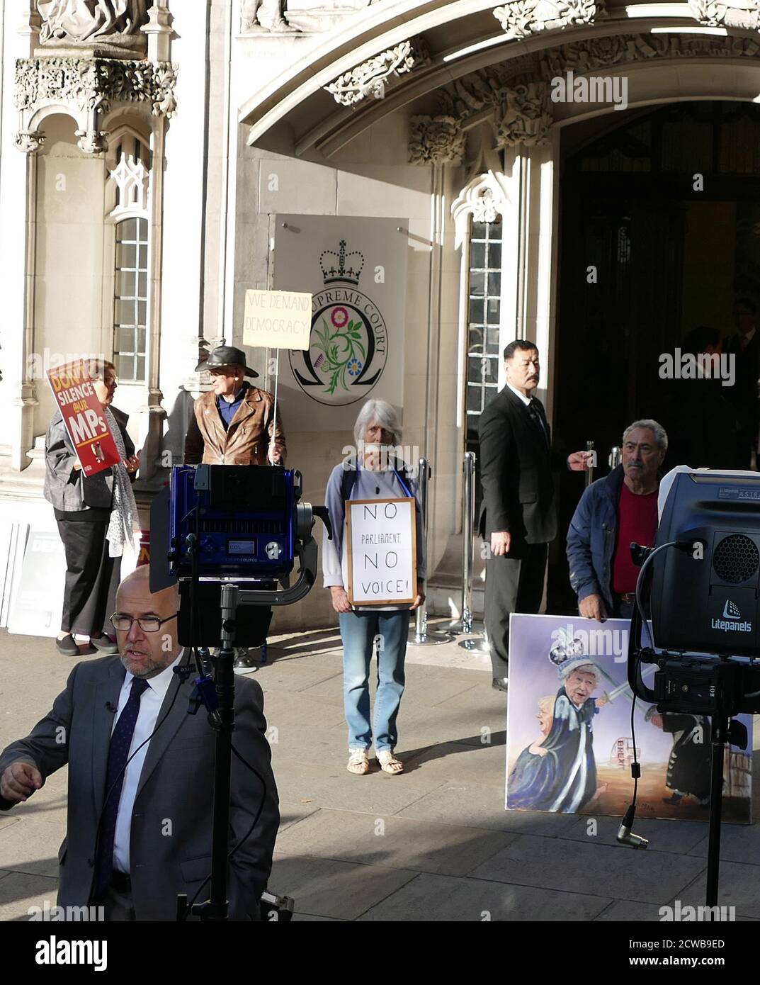 Medien, die über den Obersten Gerichtshof in London berichten, um über die Anhörung zu berichten, um die Prorogation des Parlaments anzufechten. 17. September 2019.die Prorogation des Parlaments wurde am 28. August 2019 von Königin Elizabeth II. Auf Anraten des konservativen Premierministers Boris Johnson angeordnet.Oppositionspolitiker sahen darin einen verfassungswidrigen Versuch, die parlamentarische Kontrolle über den Brexit-Plan der Regierung zu reduzieren. Stockfoto