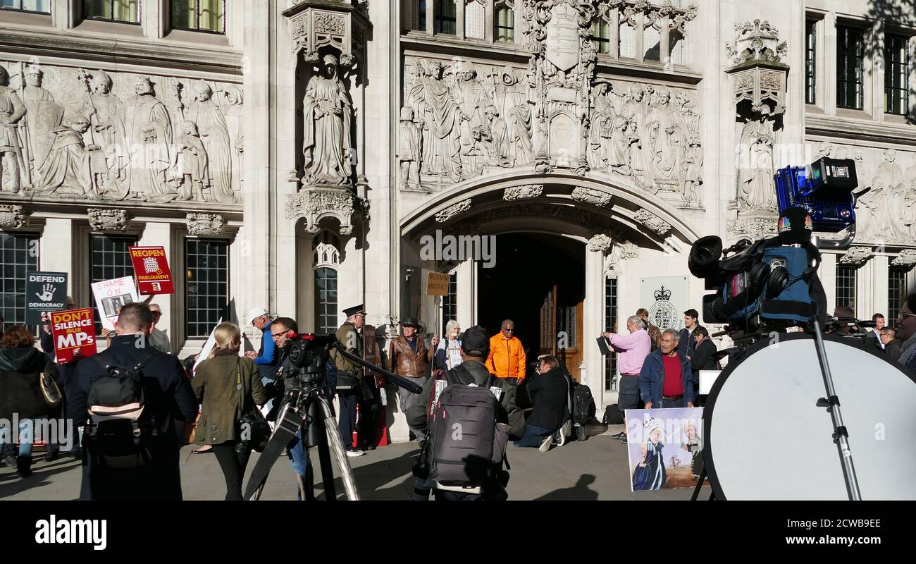 Medien, die über den Obersten Gerichtshof in London berichten, um über die Anhörung zu berichten, um die Prorogation des Parlaments anzufechten. 17. September 2019.die Prorogation des Parlaments wurde am 28. August 2019 von Königin Elizabeth II. Auf Anraten des konservativen Premierministers Boris Johnson angeordnet.Oppositionspolitiker sahen darin einen verfassungswidrigen Versuch, die parlamentarische Kontrolle über den Brexit-Plan der Regierung zu reduzieren. Stockfoto