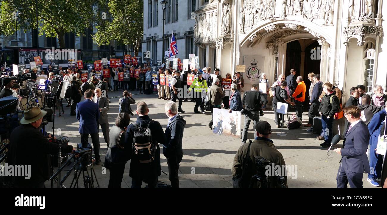 Medien, die über den Obersten Gerichtshof in London berichten, um über die Anhörung zu berichten, um die Prorogation des Parlaments anzufechten. 17. September 2019.die Prorogation des Parlaments wurde am 28. August 2019 von Königin Elizabeth II. Auf Anraten des konservativen Premierministers Boris Johnson angeordnet.Oppositionspolitiker sahen darin einen verfassungswidrigen Versuch, die parlamentarische Kontrolle über den Brexit-Plan der Regierung zu reduzieren. Stockfoto