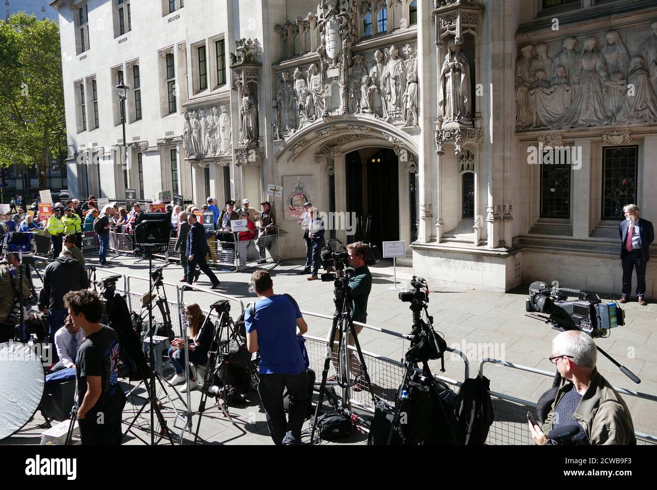 Medien, die über den Obersten Gerichtshof in London berichten, um über die Anhörung zu berichten, um die Prorogation des Parlaments anzufechten. 17. September 2019.die Prorogation des Parlaments wurde am 28. August 2019 von Königin Elizabeth II. Auf Anraten des konservativen Premierministers Boris Johnson angeordnet.Oppositionspolitiker sahen darin einen verfassungswidrigen Versuch, die parlamentarische Kontrolle über den Brexit-Plan der Regierung zu reduzieren. Stockfoto