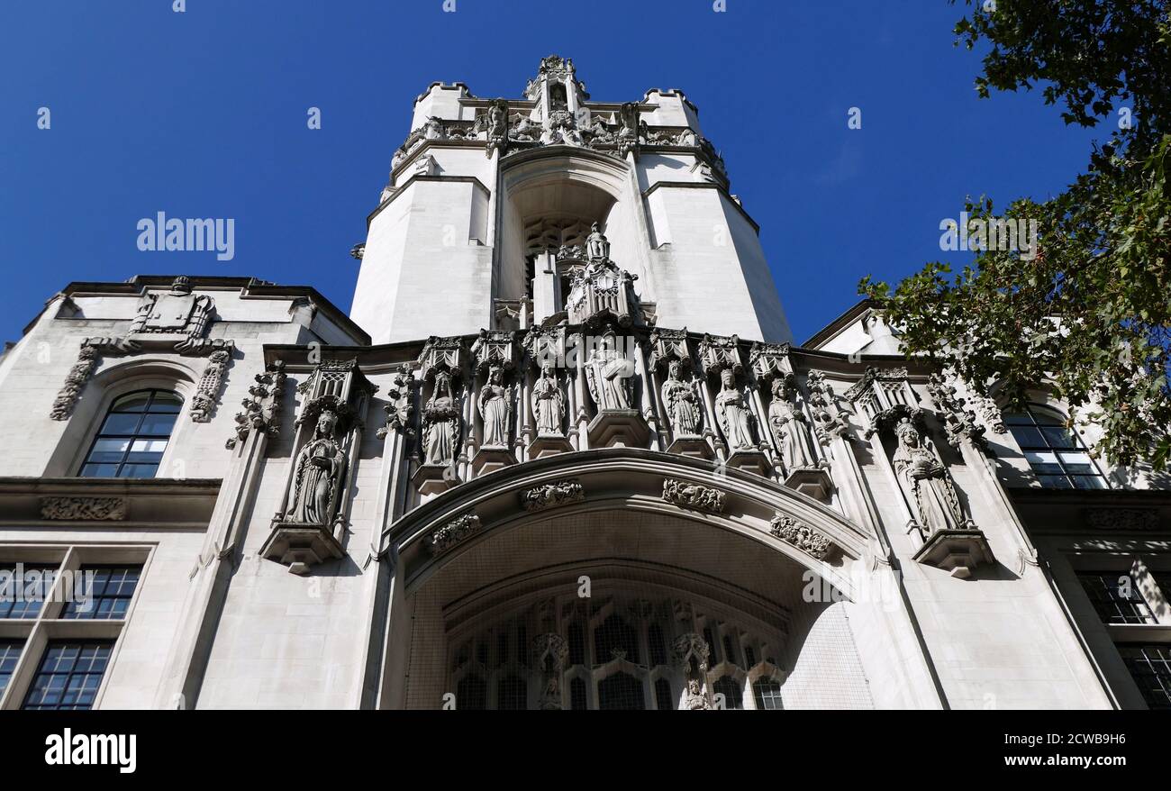 Erleichterung vor dem Obersten Gerichtshof, London. Der Gerichtshof ist das letzte Berufungsgericht im Vereinigten Königreich. Szenen auf dem Fries sind die Übergabe der Magna Carta an die Barone in Runnymede durch König John, die Erteilung der Charta der Westminster Abbey und der Herzog von Northumberland, der Lady Jane Gray die Krone Englands anbietet. Stockfoto