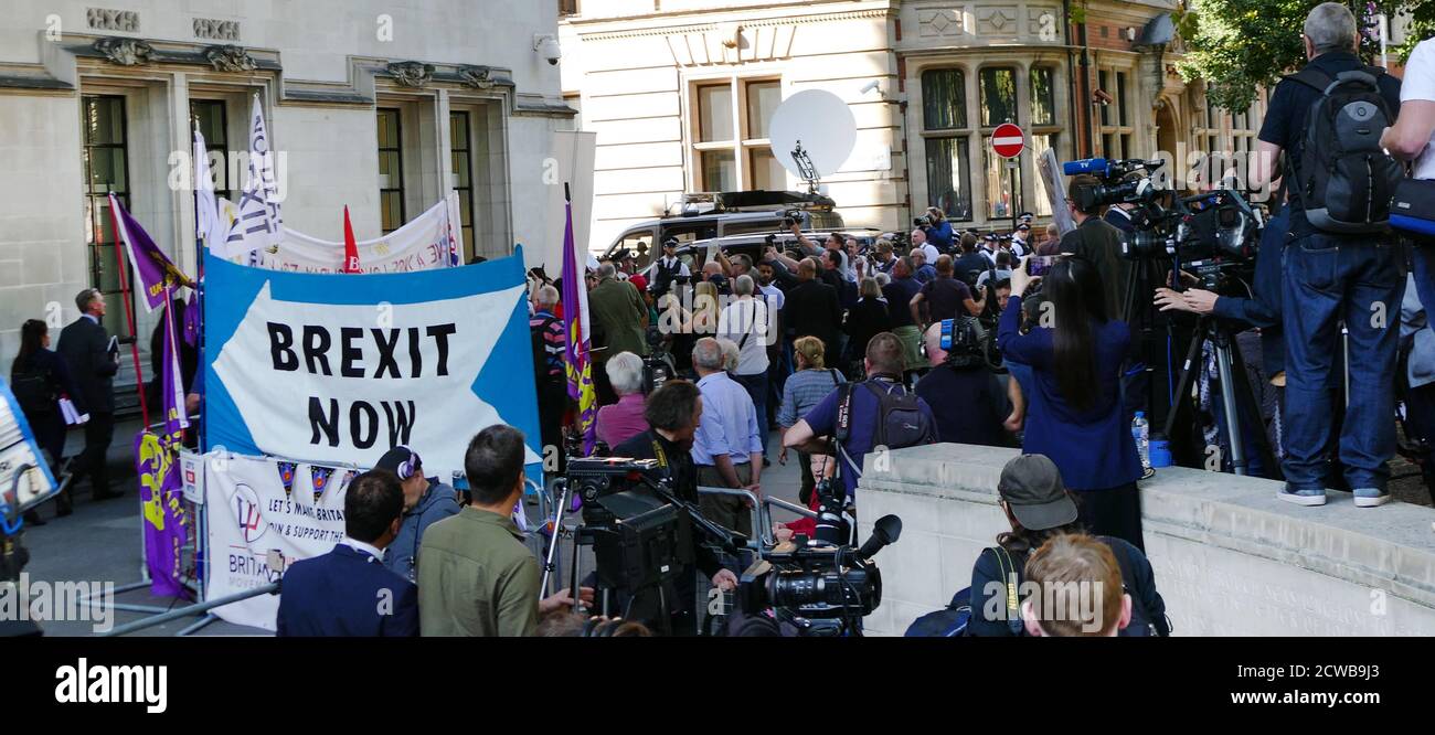 Gina Miller und ihre Anwälte, die von Brexit-Anhängern verhöhnt wurden, verlassen den Obersten Gerichtshof in London nach dem dritten Tag ihrer Anfechtung des Parlaments. 19. September 2019.die Prorogation des Parlaments wurde am 28. August 2019 von Königin Elizabeth II. Auf Anraten des konservativen Premierministers Boris Johnson angeordnet.Oppositionspolitiker sahen darin einen verfassungswidrigen Versuch, die parlamentarische Kontrolle über den Brexit-Plan der Regierung zu reduzieren. Gina Nadira Miller ist eine guyanesisch-britische Unternehmerin und Aktivistin, die 2016 R / Außenministerin für den Austritt aus dem EUR initiierte Stockfoto