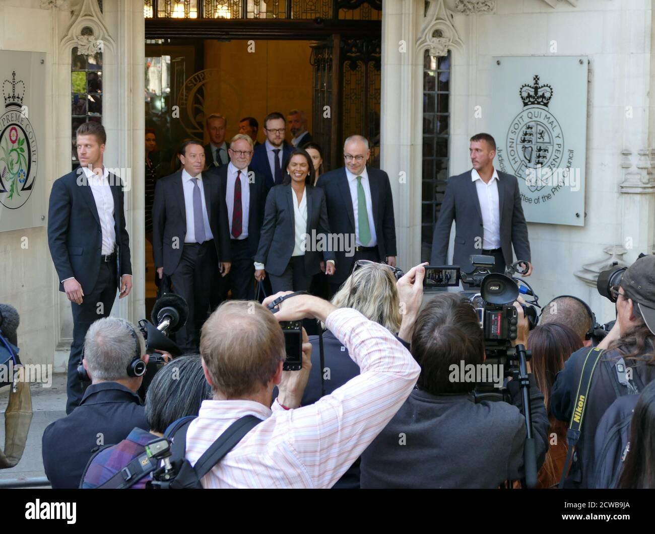 Gina Miller (Mitte) und ihre Anwälte (Lord Pannick, rechts) verlassen den Obersten Gerichtshof in London nach dem dritten Tag ihrer Anfechtung des Parlaments. 19. September 2019.die Prorogation des Parlaments wurde am 28. August 2019 von Königin Elizabeth II. Auf Anraten des konservativen Premierministers Boris Johnson angeordnet.Oppositionspolitiker sahen darin einen verfassungswidrigen Versuch, die parlamentarische Kontrolle über den Brexit-Plan der Regierung zu reduzieren. Gina Nadira Miller ist eine guyanesisch-britische Unternehmerin und Aktivistin, die 2016 die R / V Außenministerin für den Austritt aus der E initiierte Stockfoto