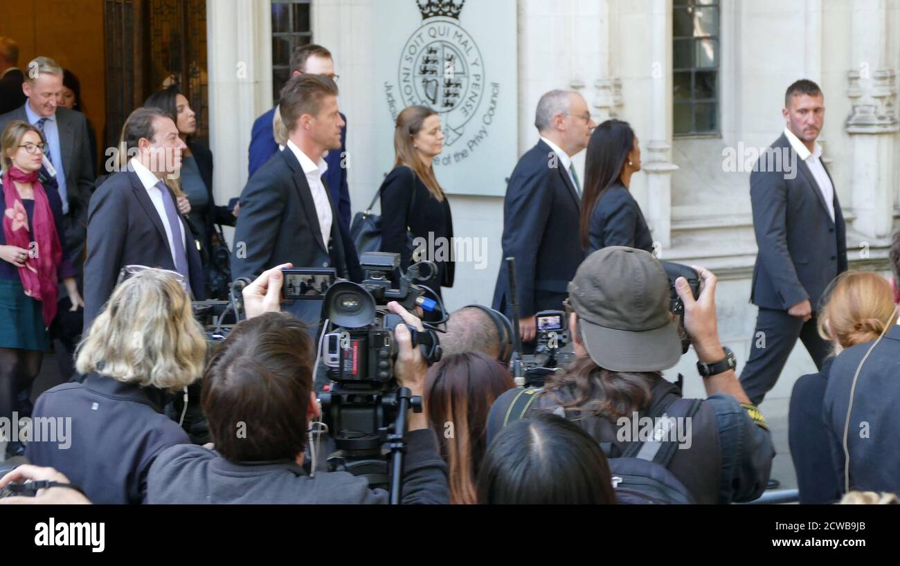 Gina Miller (Mitte) und ihre Anwälte (Lord Pannick, rechts) verlassen den Obersten Gerichtshof in London nach dem dritten Tag ihrer Anfechtung des Parlaments. 19. September 2019.die Prorogation des Parlaments wurde am 28. August 2019 von Königin Elizabeth II. Auf Anraten des konservativen Premierministers Boris Johnson angeordnet.Oppositionspolitiker sahen darin einen verfassungswidrigen Versuch, die parlamentarische Kontrolle über den Brexit-Plan der Regierung zu reduzieren. Gina Nadira Miller ist eine guyanesisch-britische Unternehmerin und Aktivistin, die 2016 die R / V Außenministerin für den Austritt aus der E initiierte Stockfoto