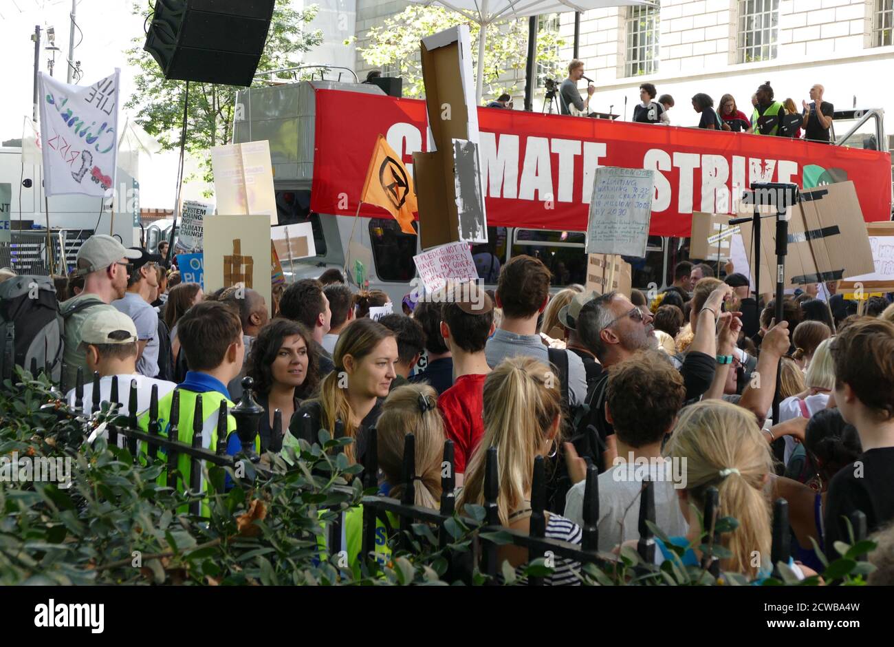 Demonstranten bei einer Kundgebung in Milbank, in der Nähe des Parlaments, London, während des Klimastreiks vom 20. September 2019. Auch bekannt als die Globale Woche der Zukunft, eine Reihe von internationalen Streiks und Protesten, um Maßnahmen gegen den Klimawandel zu fordern. Die Proteste vom 20. September waren wahrscheinlich die größten Klimaangriffe der Weltgeschichte. Die Organisatoren berichteten, dass weltweit über 4 Millionen Menschen an Streiks teilgenommen haben, darunter 300000 Menschen, die sich britischen Protesten angeschlossen haben. Greta Thunberg, (* 3. Januar 2003), schwedische Umweltaktivistin, hat sich die globale Sensibilisierung für die Risiken des Klimas zugeschrieben Stockfoto