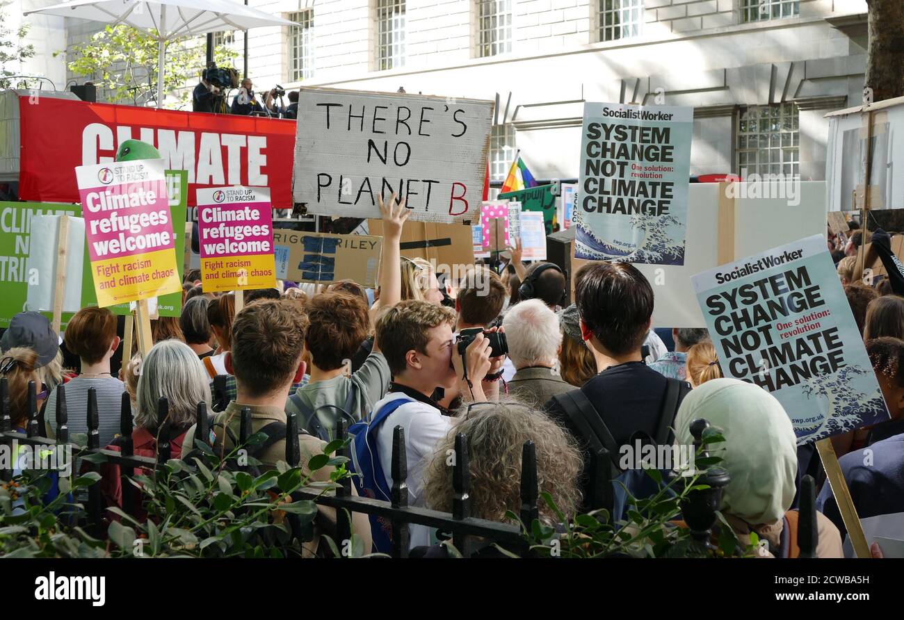 Demonstranten bei einer Kundgebung in Milbank, in der Nähe des Parlaments, London, während des Klimastreiks vom 20. September 2019. Auch bekannt als die Globale Woche der Zukunft, eine Reihe von internationalen Streiks und Protesten, um Maßnahmen gegen den Klimawandel zu fordern. Die Proteste vom 20. September waren wahrscheinlich die größten Klimaangriffe der Weltgeschichte. Die Organisatoren berichteten, dass weltweit über 4 Millionen Menschen an Streiks teilgenommen haben, darunter 300000 Menschen, die sich britischen Protesten angeschlossen haben. Greta Thunberg, (* 3. Januar 2003), schwedische Umweltaktivistin, hat sich die globale Sensibilisierung für die Risiken des Klimas zugeschrieben Stockfoto