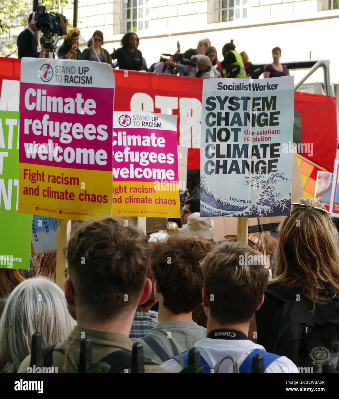 Demonstranten bei einer Kundgebung in Milbank, in der Nähe des Parlaments, London, während des Klimastreiks vom 20. September 2019. Auch bekannt als die Globale Woche der Zukunft, eine Reihe von internationalen Streiks und Protesten, um Maßnahmen gegen den Klimawandel zu fordern. Die Proteste vom 20. September waren wahrscheinlich die größten Klimaangriffe der Weltgeschichte. Die Organisatoren berichteten, dass weltweit über 4 Millionen Menschen an Streiks teilgenommen haben, darunter 300000 Menschen, die sich britischen Protesten angeschlossen haben. Greta Thunberg, (* 3. Januar 2003), schwedische Umweltaktivistin, hat sich die globale Sensibilisierung für die Risiken des Klimas zugeschrieben Stockfoto