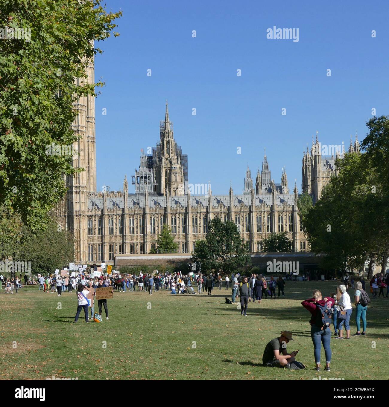 Demonstranten bei einer Kundgebung im Victoria Park, in der Nähe des Parlaments, London, während des Klimastreiks vom 20. September 2019. Auch bekannt als die Globale Woche der Zukunft, eine Reihe von internationalen Streiks und Protesten, um Maßnahmen gegen den Klimawandel zu fordern. Die Proteste vom 20. September waren wahrscheinlich die größten Klimaangriffe der Weltgeschichte. Die Organisatoren berichteten, dass weltweit über 4 Millionen Menschen an Streiks teilgenommen haben, darunter 300000 Menschen, die sich britischen Protesten angeschlossen haben. Greta Thunberg, (* 3. Januar 2003), schwedische Umweltaktivistin, hat sich der weltweiten Sensibilisierung für die Risiken von Clim zugeschrieben Stockfoto