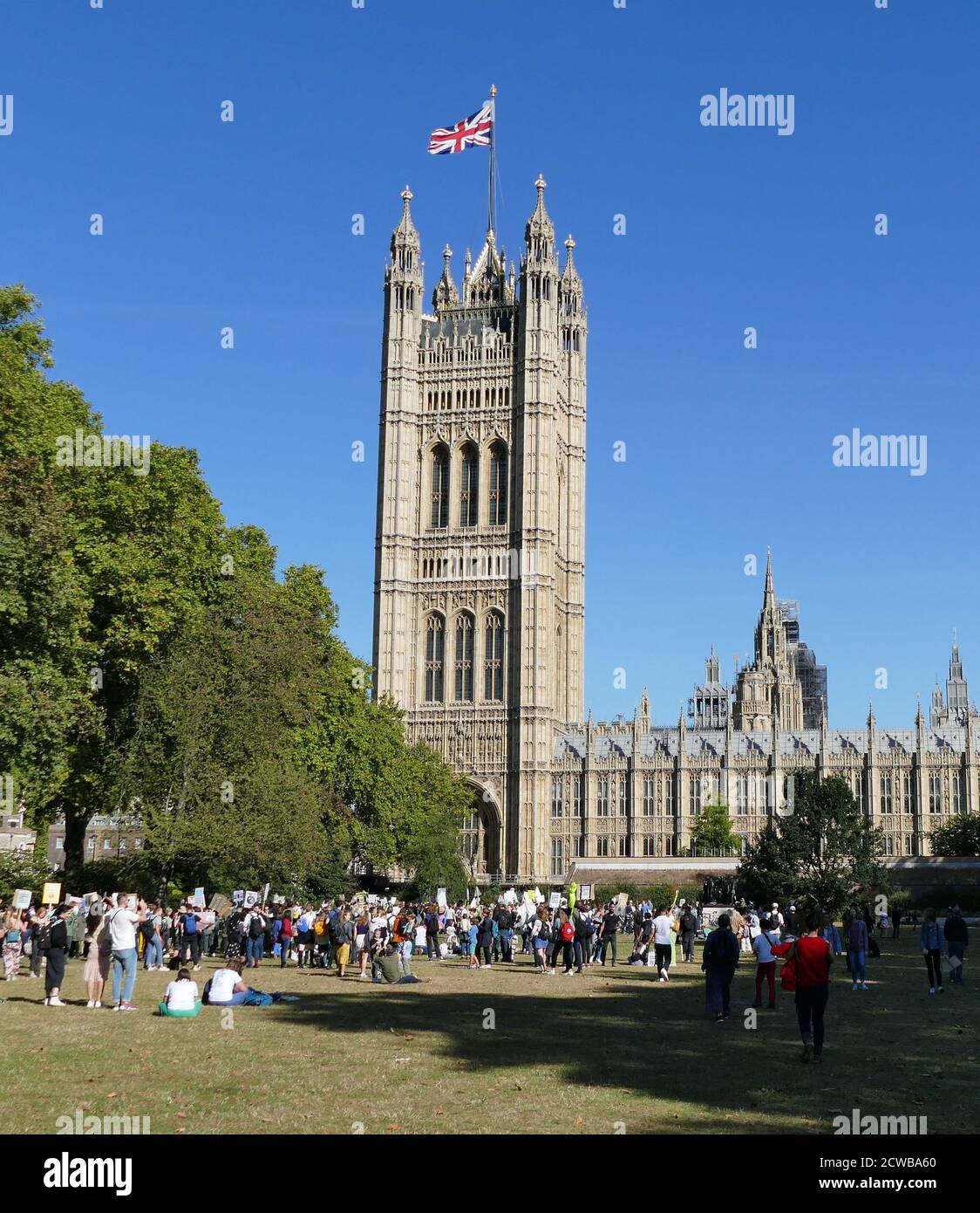 Demonstranten bei einer Kundgebung im Victoria Park, in der Nähe des Parlaments, London, während des Klimastreiks vom 20. September 2019. Auch bekannt als die Globale Woche der Zukunft, eine Reihe von internationalen Streiks und Protesten, um Maßnahmen gegen den Klimawandel zu fordern. Die Proteste vom 20. September waren wahrscheinlich die größten Klimaangriffe der Weltgeschichte. Die Organisatoren berichteten, dass weltweit über 4 Millionen Menschen an Streiks teilgenommen haben, darunter 300000 Menschen, die sich britischen Protesten angeschlossen haben. Greta Thunberg, (* 3. Januar 2003), schwedische Umweltaktivistin, hat sich der weltweiten Sensibilisierung für die Risiken von Clim zugeschrieben Stockfoto